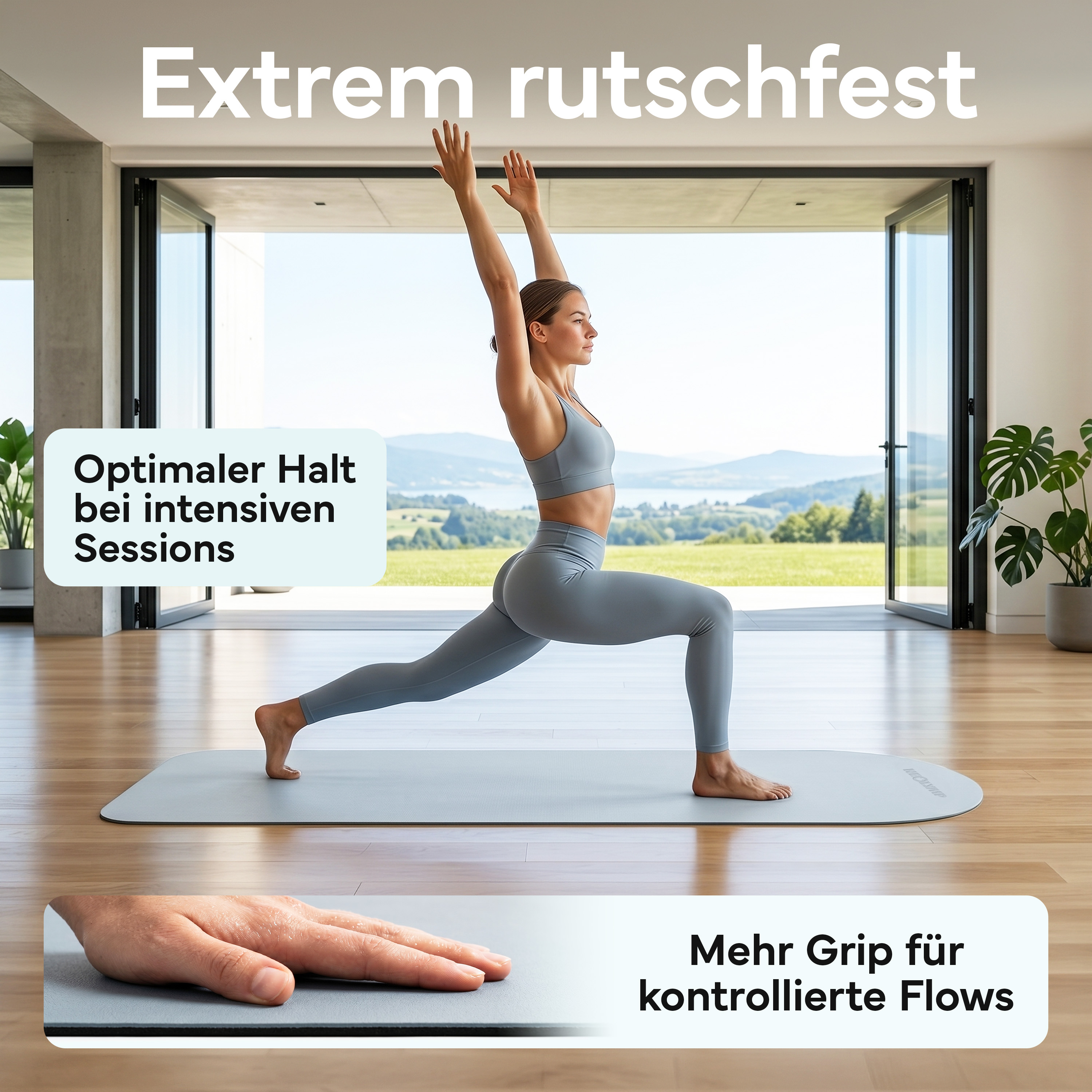 Frau in grauer Sportkleidung macht Yoga auf einer Matte vor offener Tür.