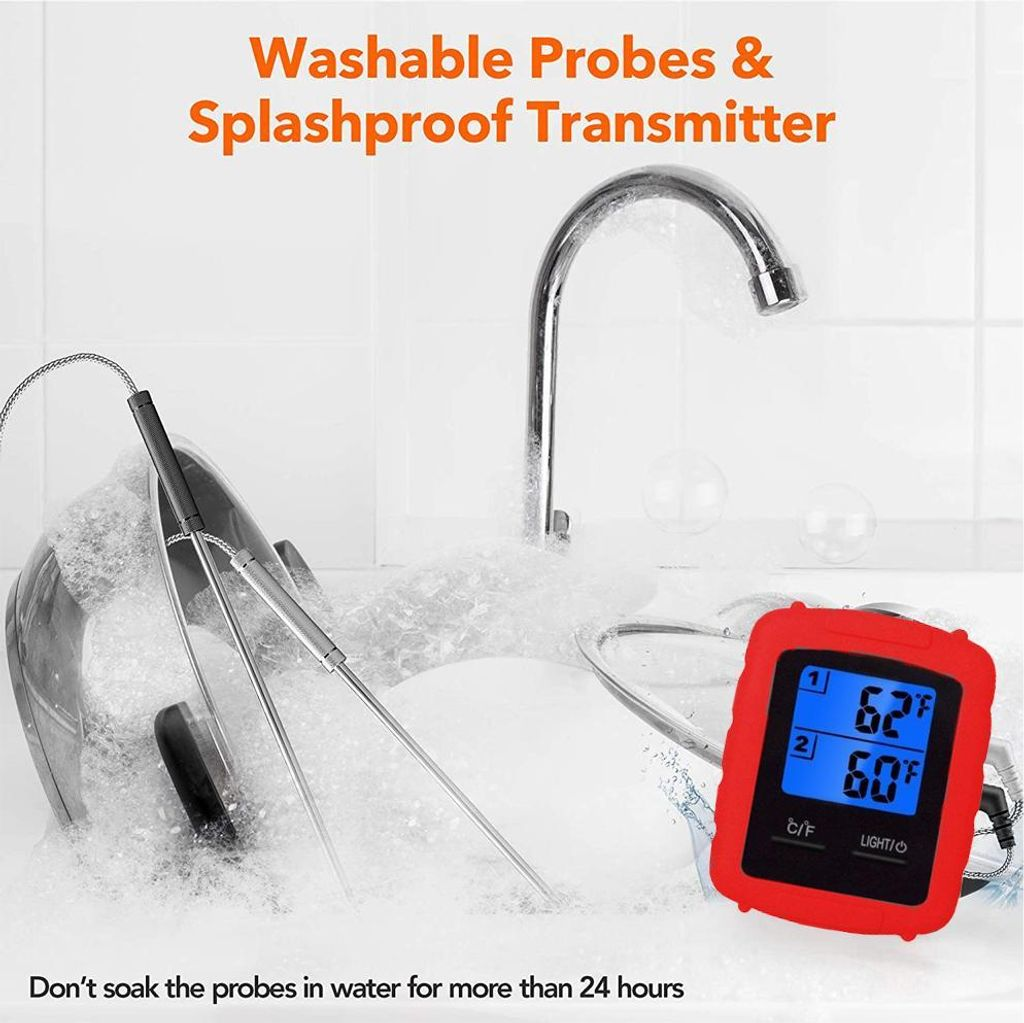 Ein rotes Thermometer mit zwei Sonden in einer Spüle mit Seifenwasser.
