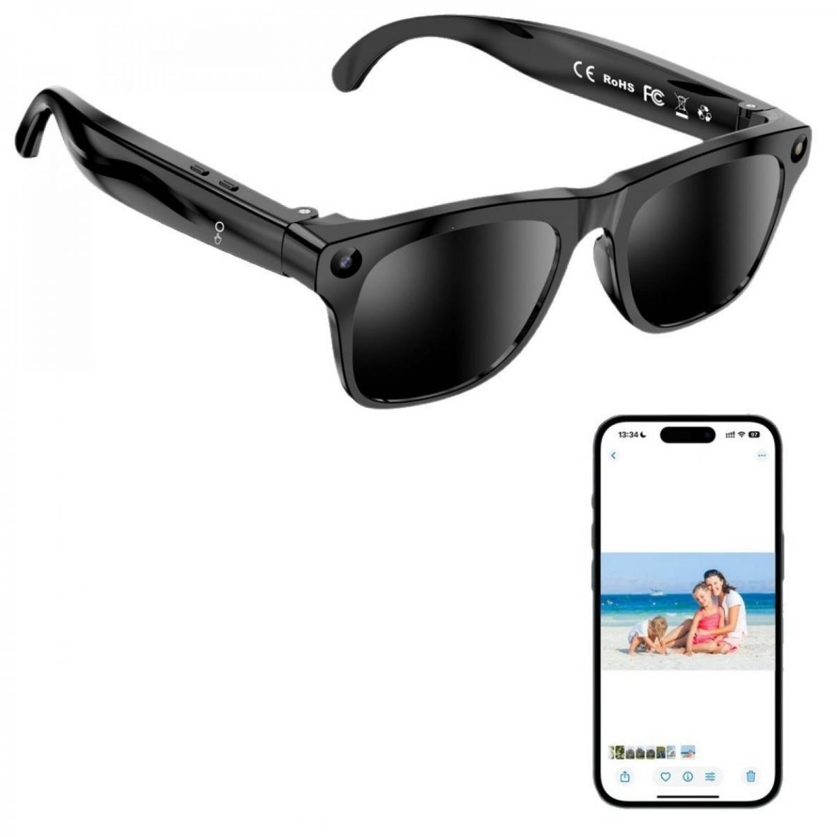 Schwarze smarte Brille mit Kamera und ein Handy, das ein Familienfoto am Strand zeigt.