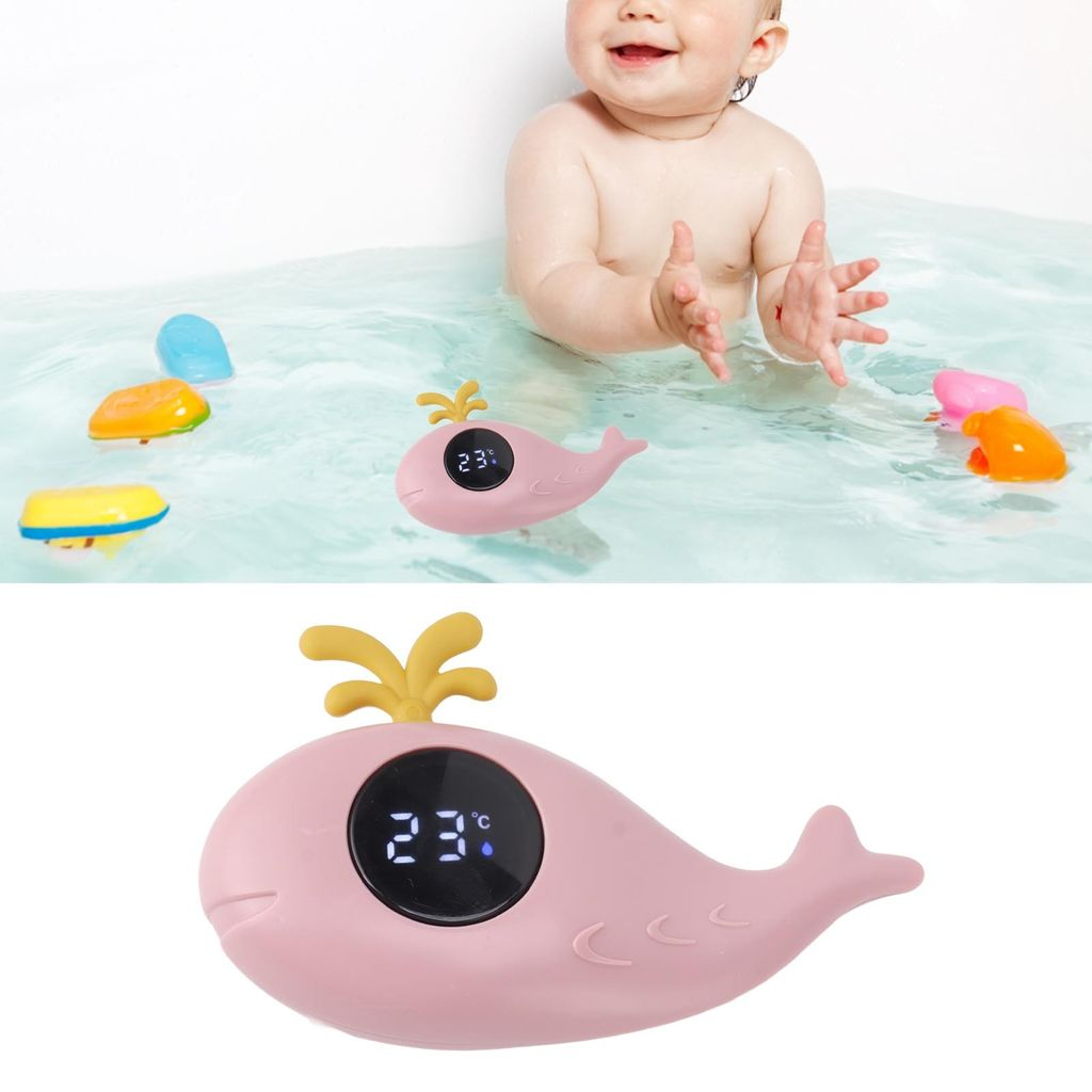 Ein Baby in der Badewanne mit Spielzeug und einem rosa Wal-Thermometer.