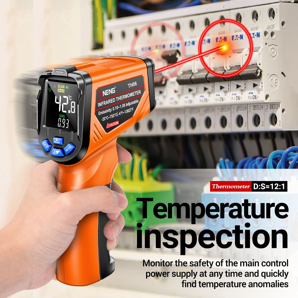 Ein Mann hält ein oranges Infrarot-Thermometer vor einem elektrischen Schaltschrank.