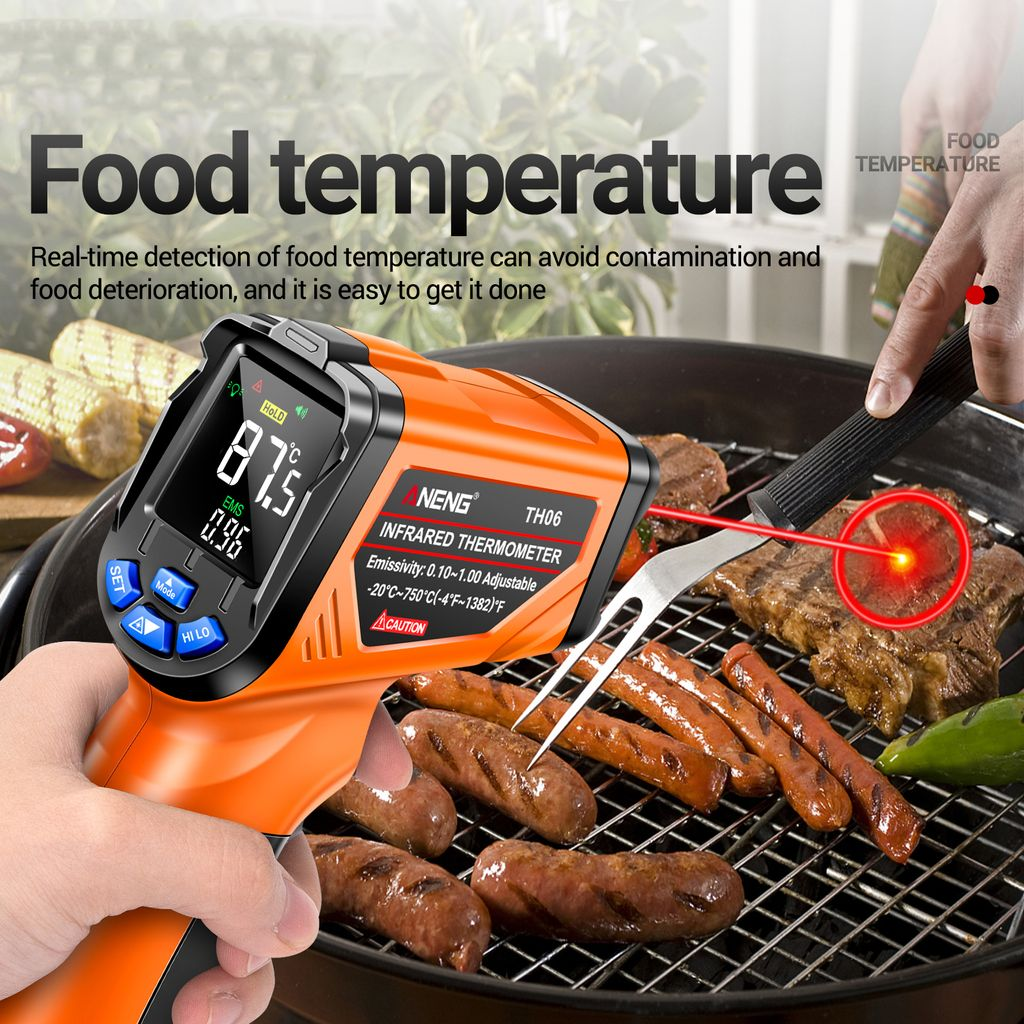 Ein Mann misst die Temperatur von Würstchen auf einem Grill mit einem Infrarotthermometer.