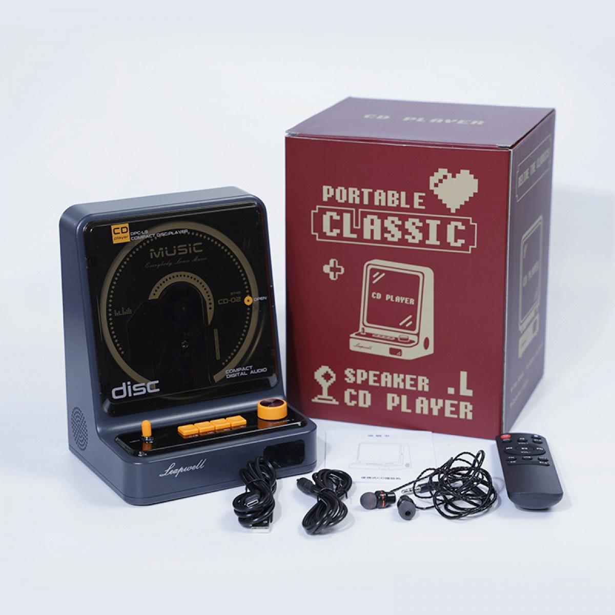 Tragbarer klassischer CD-Player mit Karton, Fernbedienung und Kopfhörern auf weißer Fläche.