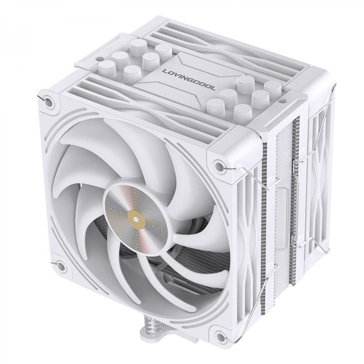 Ein weißer CPU-Kühler mit Lüfter und Lamellen, auf weißem Hintergrund.