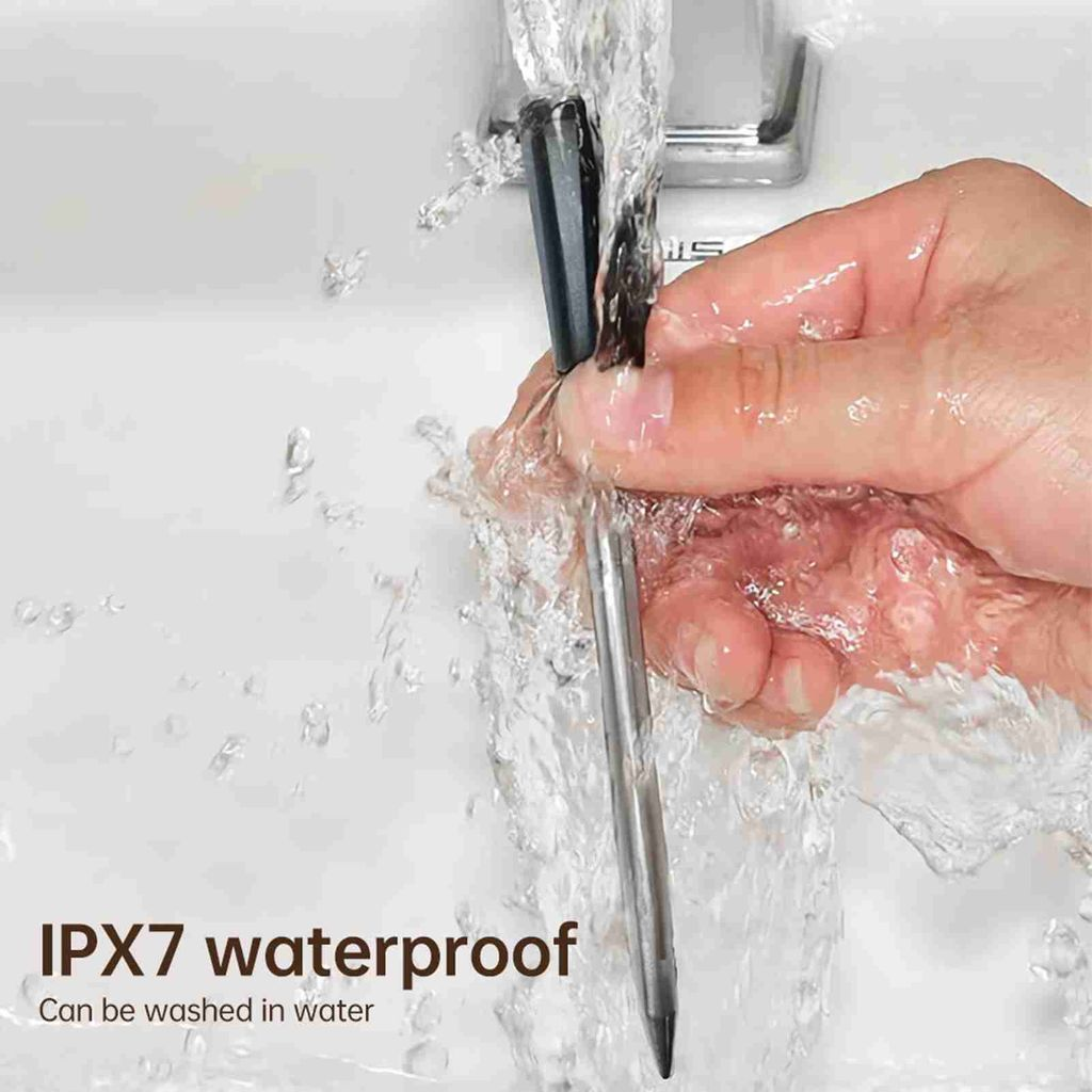 Eine Hand wäscht ein silbernes Thermometer mit schwarzem Griff unter fließendem Wasser. IPX7 wasserdicht.