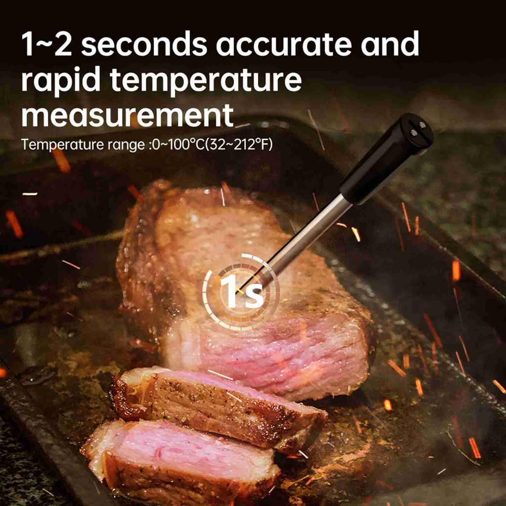 Ein Fleischthermometer misst die Temperatur eines medium-rare gebratenen Steaks. Funken fliegen.