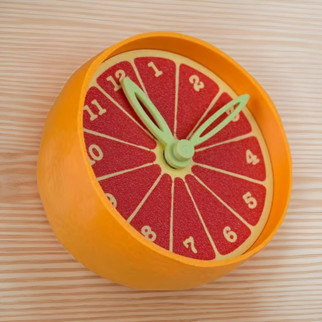 Eine orangefarbene Uhr, die wie eine Grapefruit aussieht, mit roten Segmenten und grünen Zeigern.