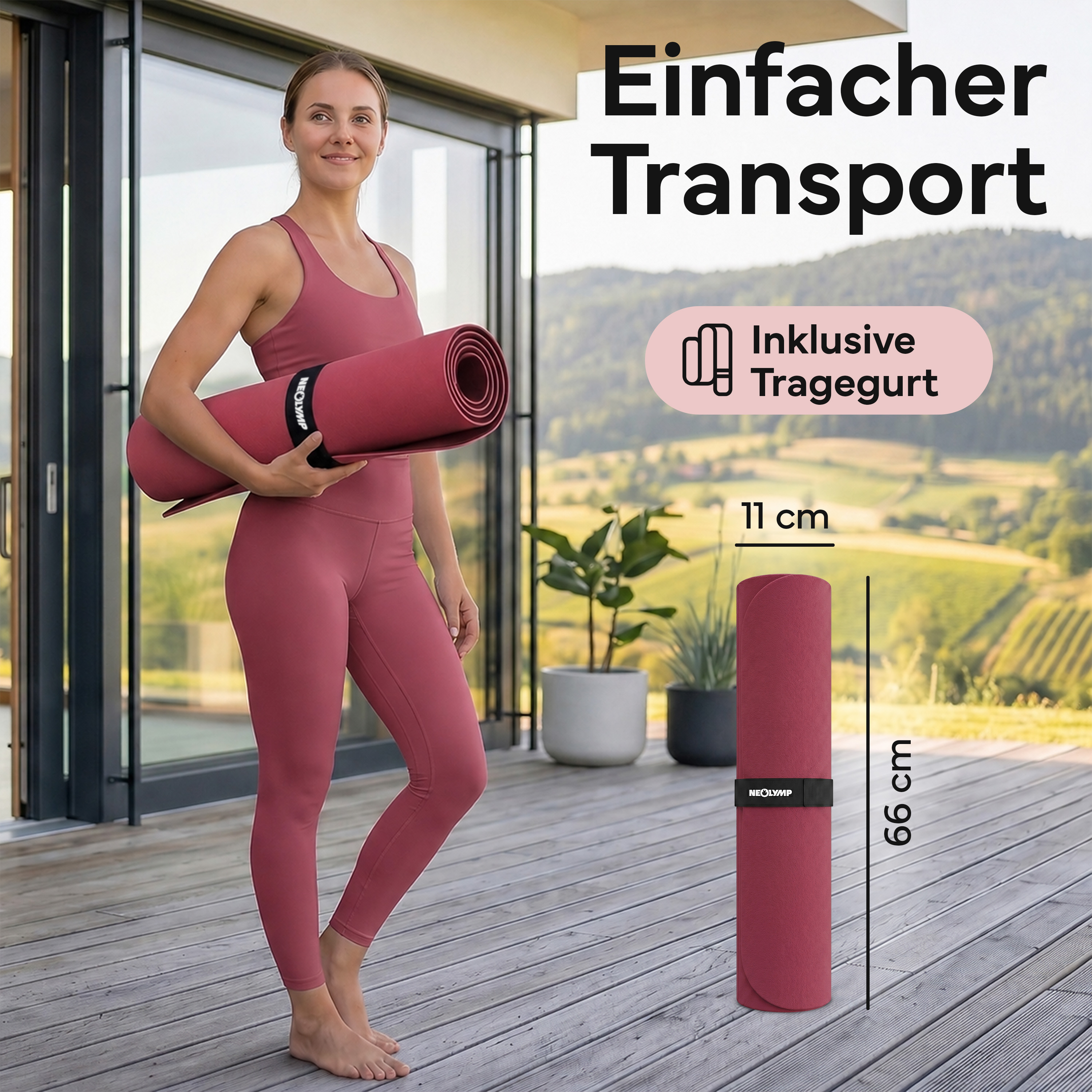 Frau in rosafarbener Sportkleidung hält eine gerollte rote Yogamatte mit Gurt.