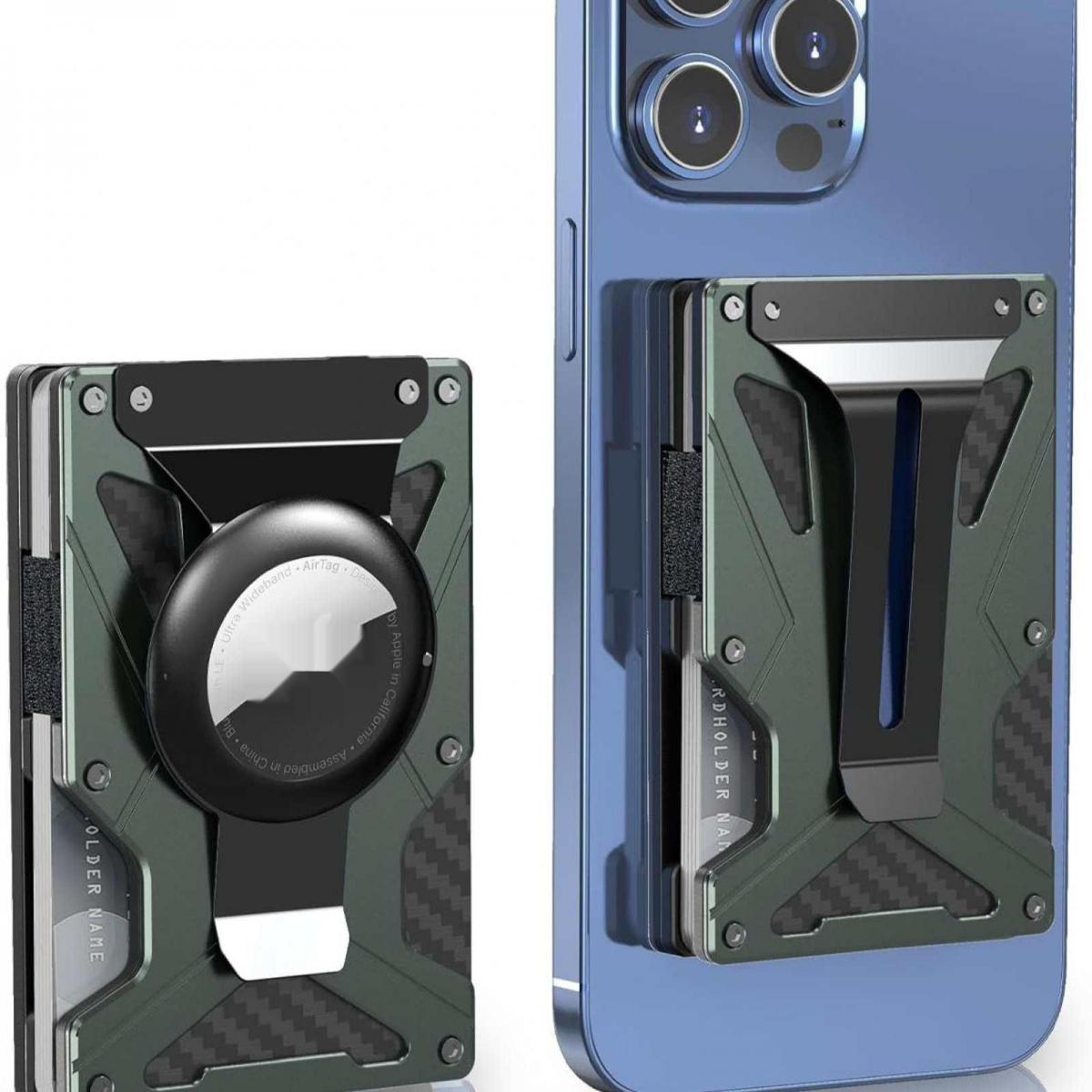 Ein grüner Kartenhalter mit AirTag-Halterung, befestigt an einem blauen Smartphone.