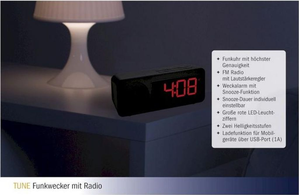 Ein schwarzer Radiowecker mit rotem LED-Display zeigt 4:08 an. Daneben eine Lampe.