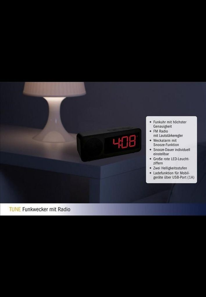 Ein schwarzer Radiowecker mit roten LED-Ziffern (4:08) steht neben einer Lampe.