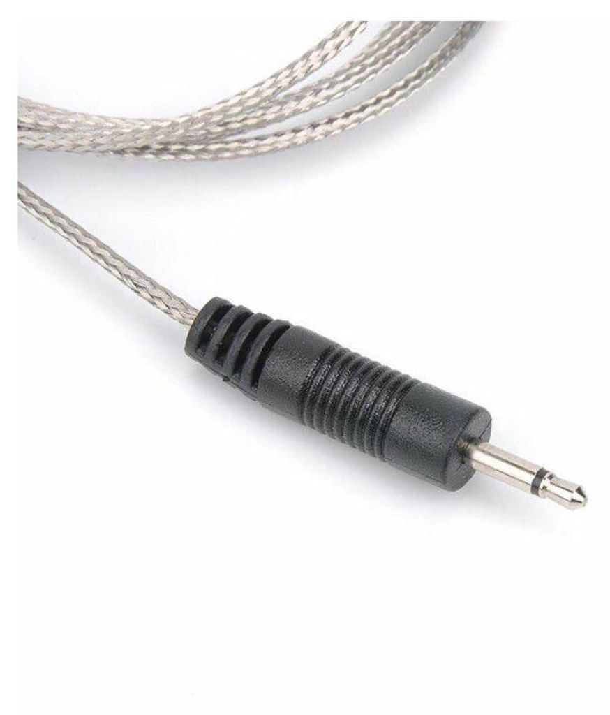 Ein schwarzer Stecker mit einem geflochtenen Kabel.