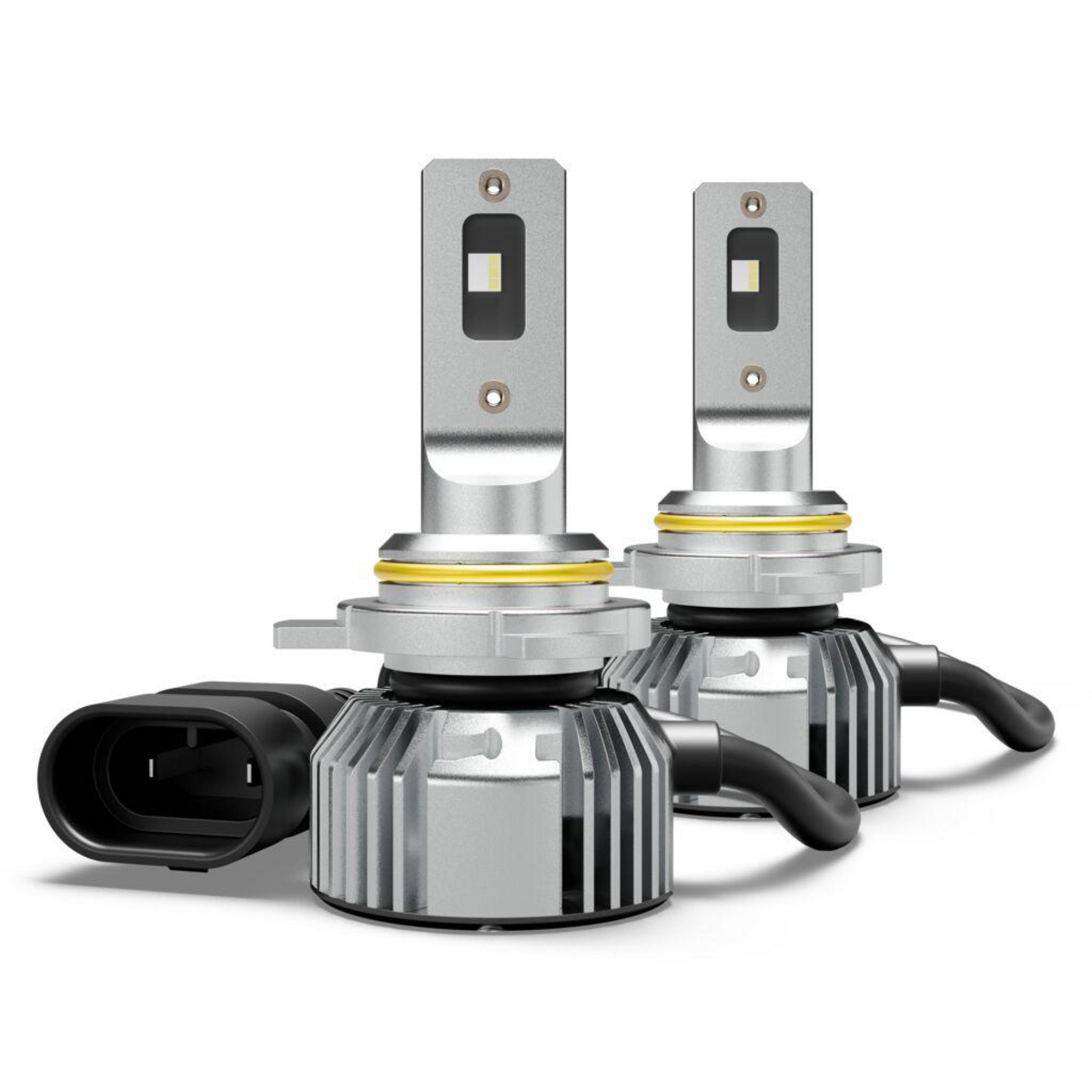 Zwei silberne LED-Autolampen mit schwarzem Stecker auf weißem Hintergrund.