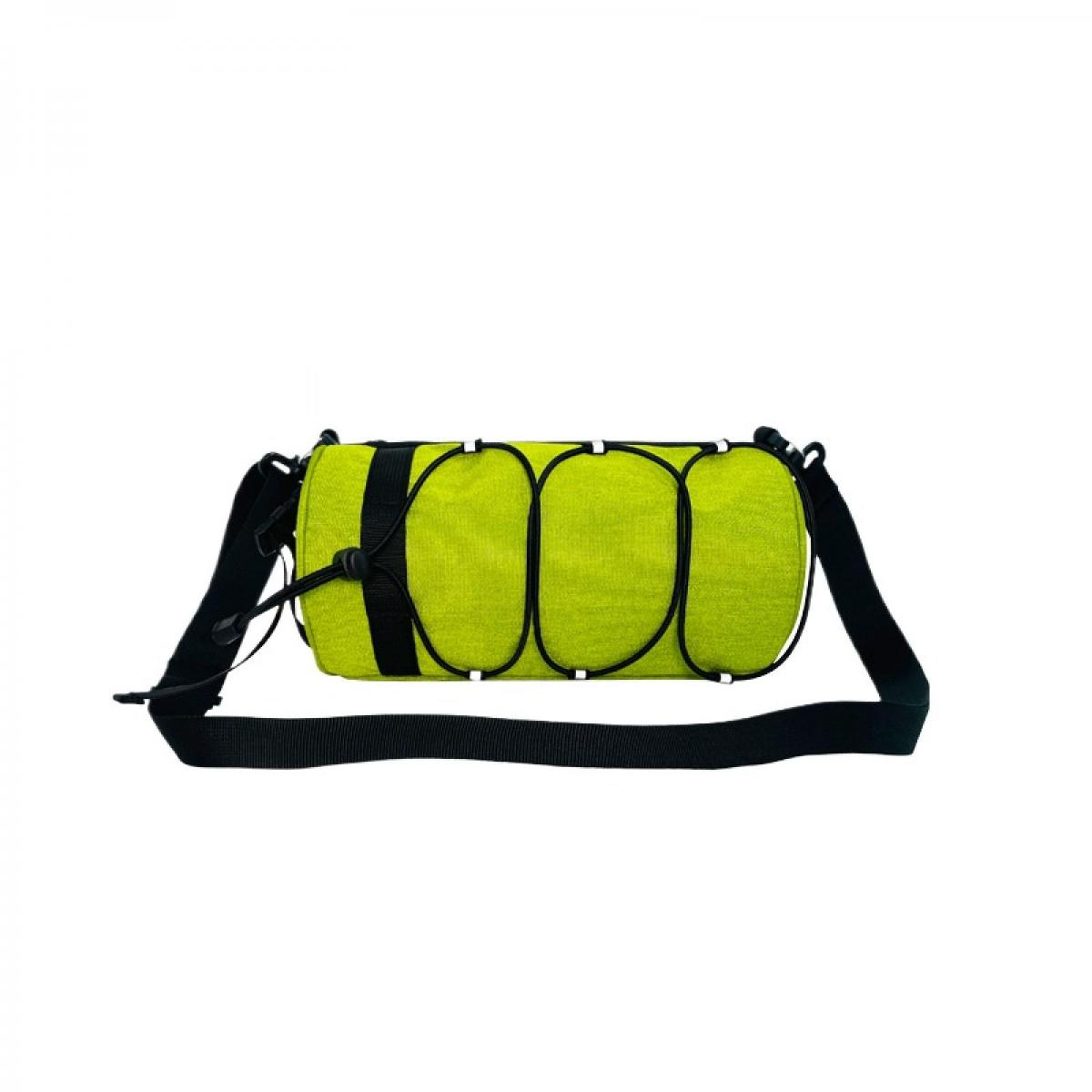 Eine leuchtend grüne zylindrische Tasche mit schwarzen Riemen und Bungee-Seilen vorne.