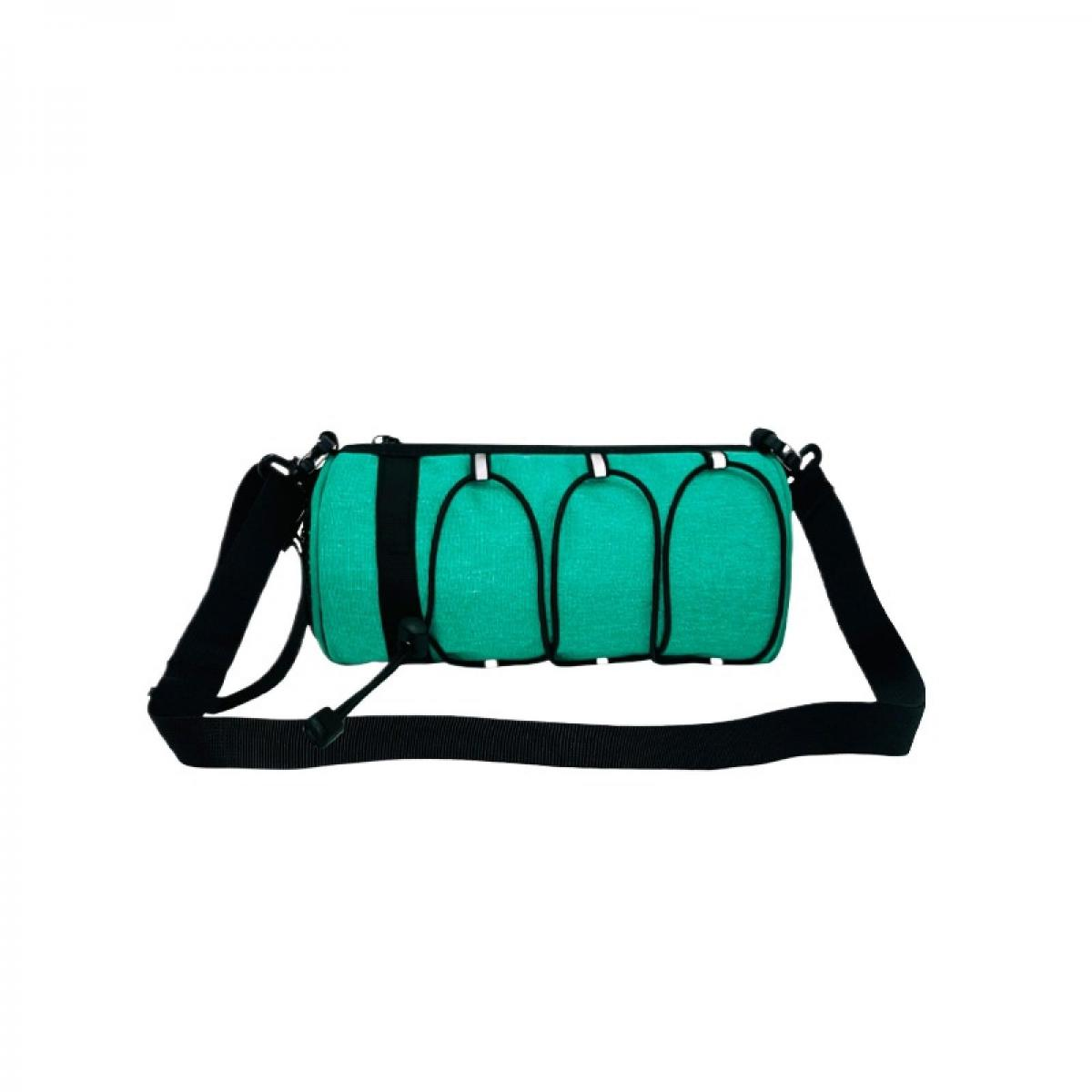 Eine grüne zylindrische Tasche mit schwarzen Trägern und Kordelzug.