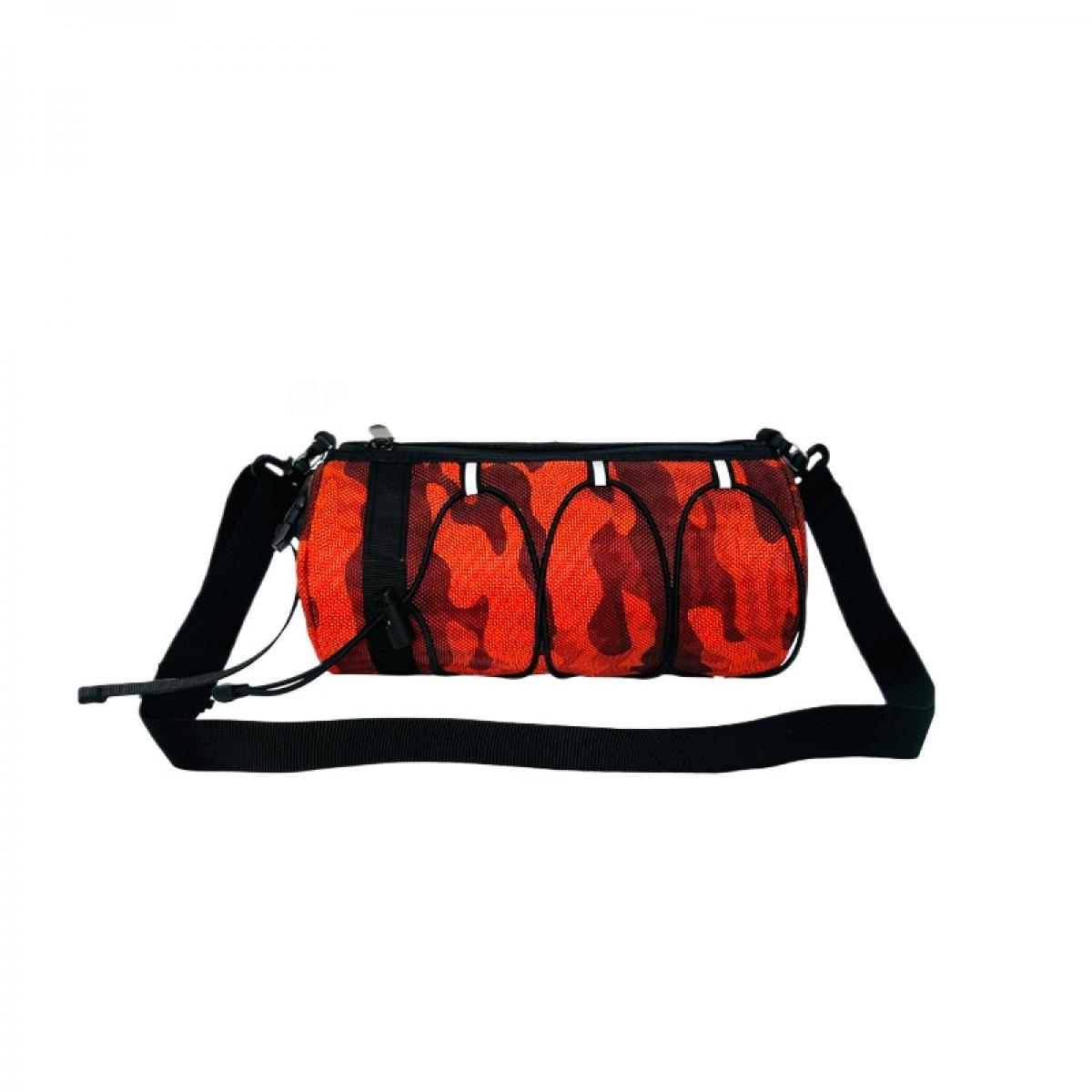 Zylindrische Tasche mit rotem Camouflage-Muster und schwarzem Gurt.
