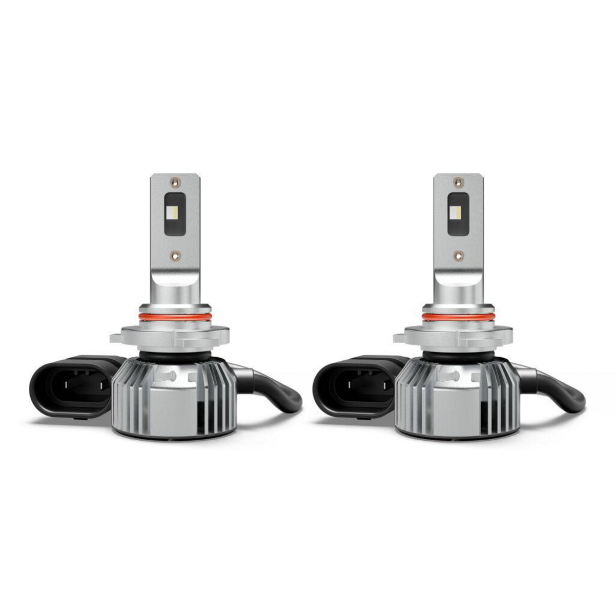 Zwei silberne LED-Scheinwerfer mit schwarzen Steckern, auf weißem Hintergrund.