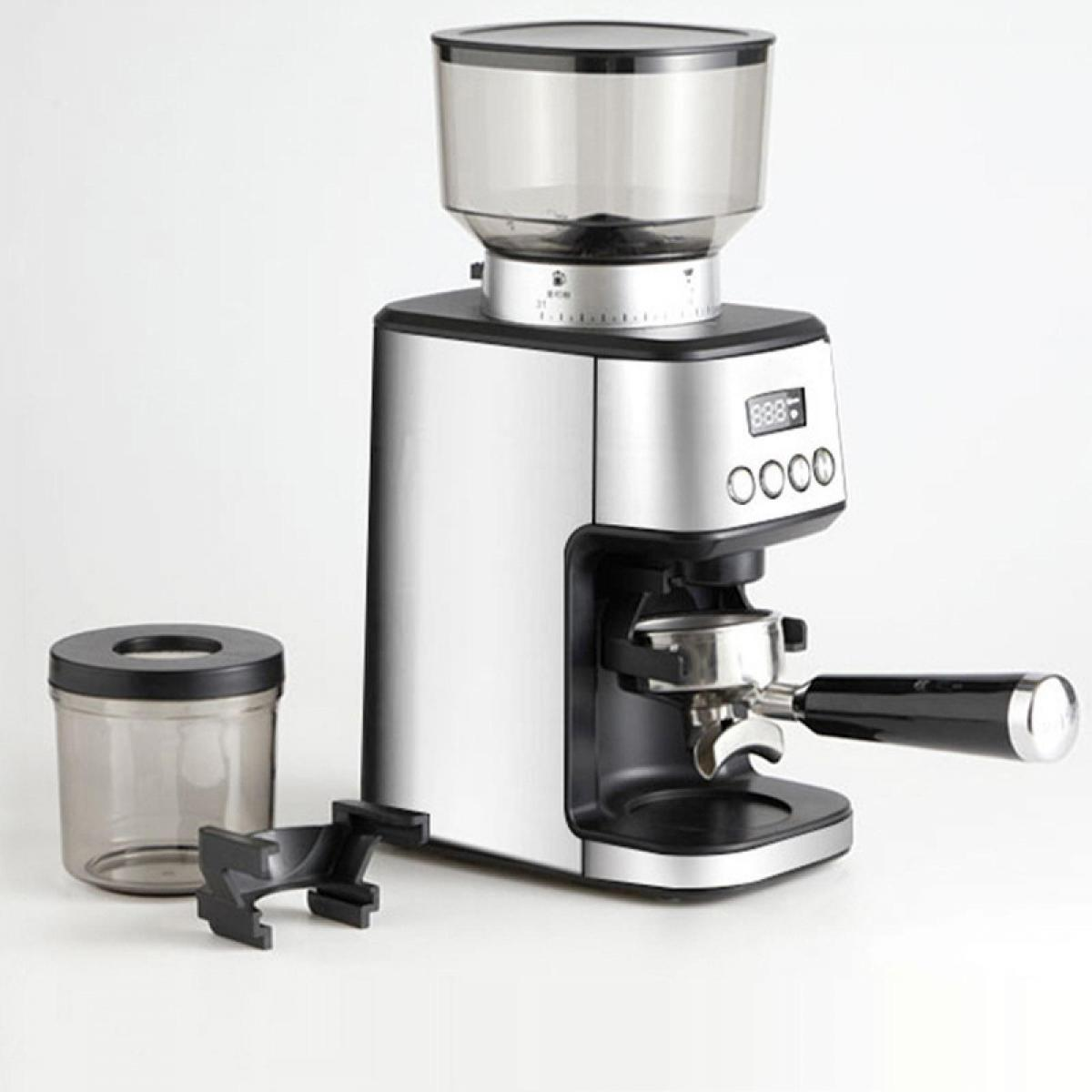 Eine silberne Kaffeemühle mit einem Bohnenbehälter, einer digitalen Anzeige und einem Siebträger.