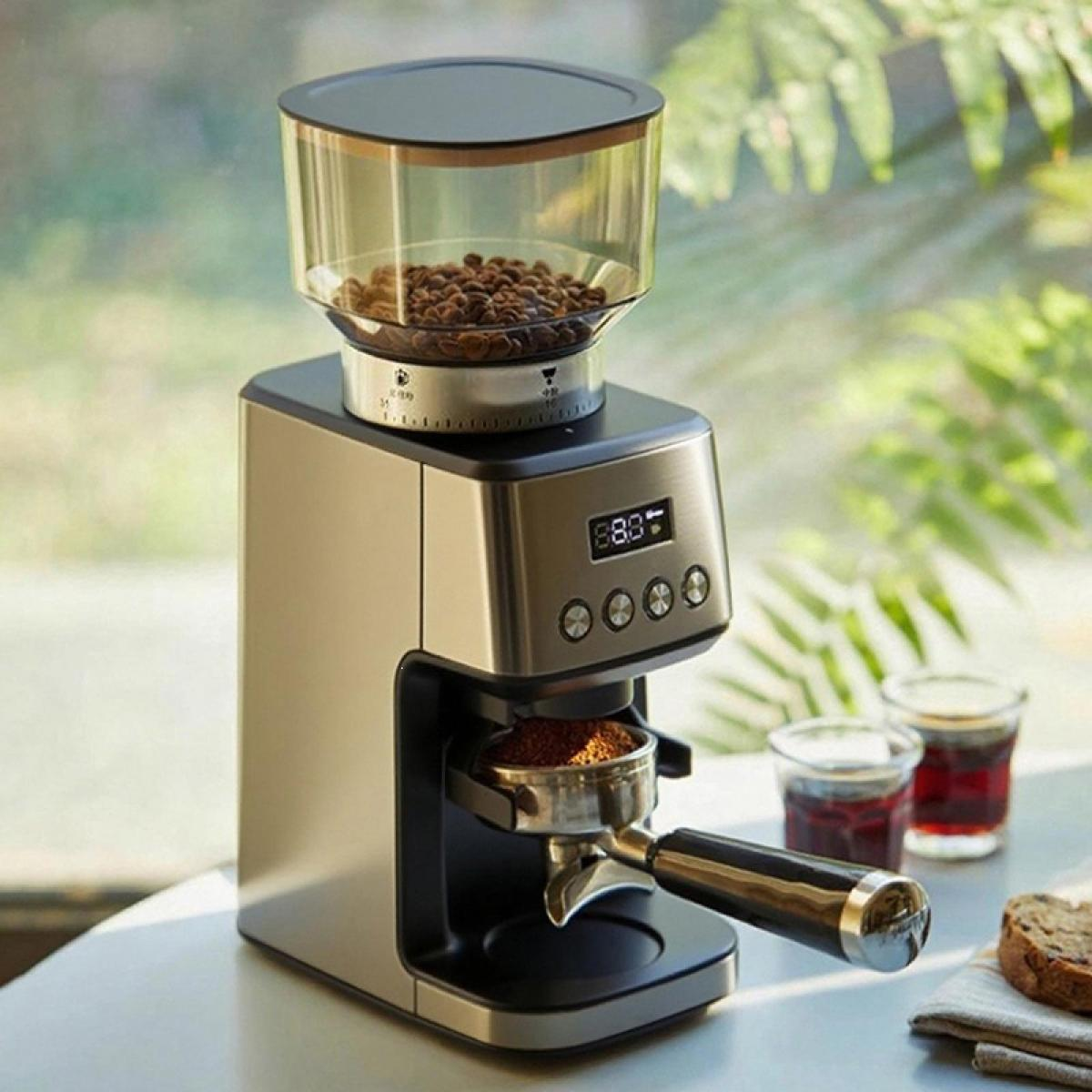 Eine Edelstahl-Kaffeemühle mit Bohnen im Behälter und gemahlenem Kaffee im Siebträger.