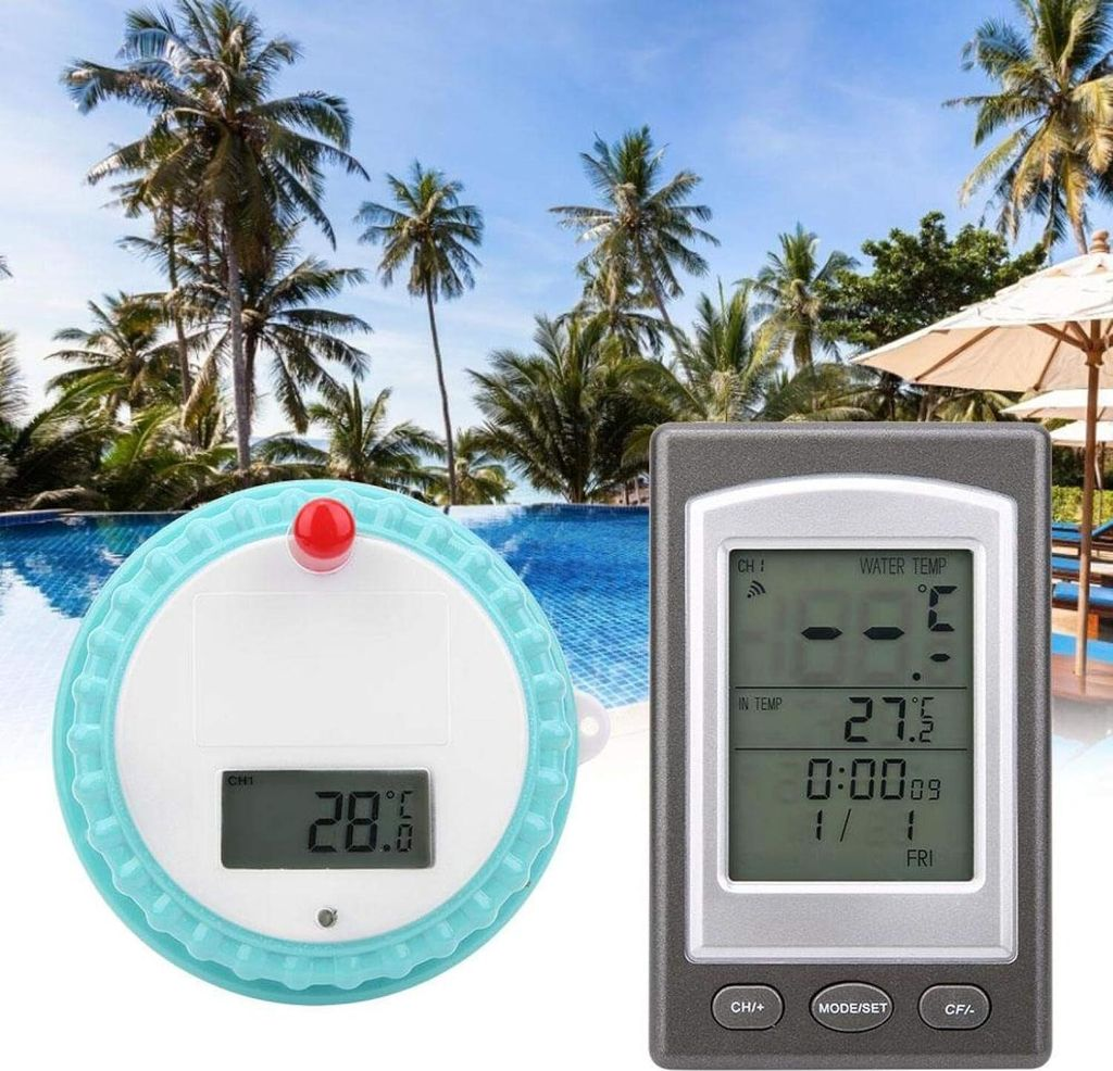 Ein blauer Poolthermometer und ein digitaler Wetterempfänger vor einem Pool.