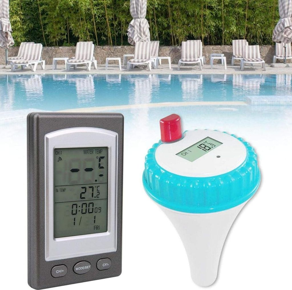 Ein Poolthermometer und ein digitaler Receiver stehen vor einem Pool mit Liegestühlen.