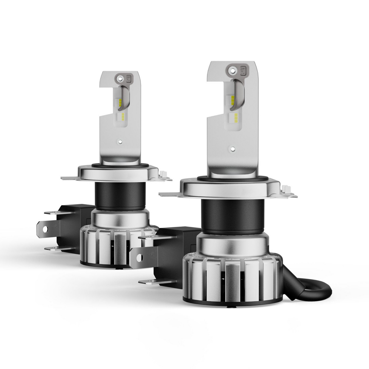Zwei silberne LED-Autoscheinwerfer mit schwarzen Akzenten auf weißem Hintergrund.