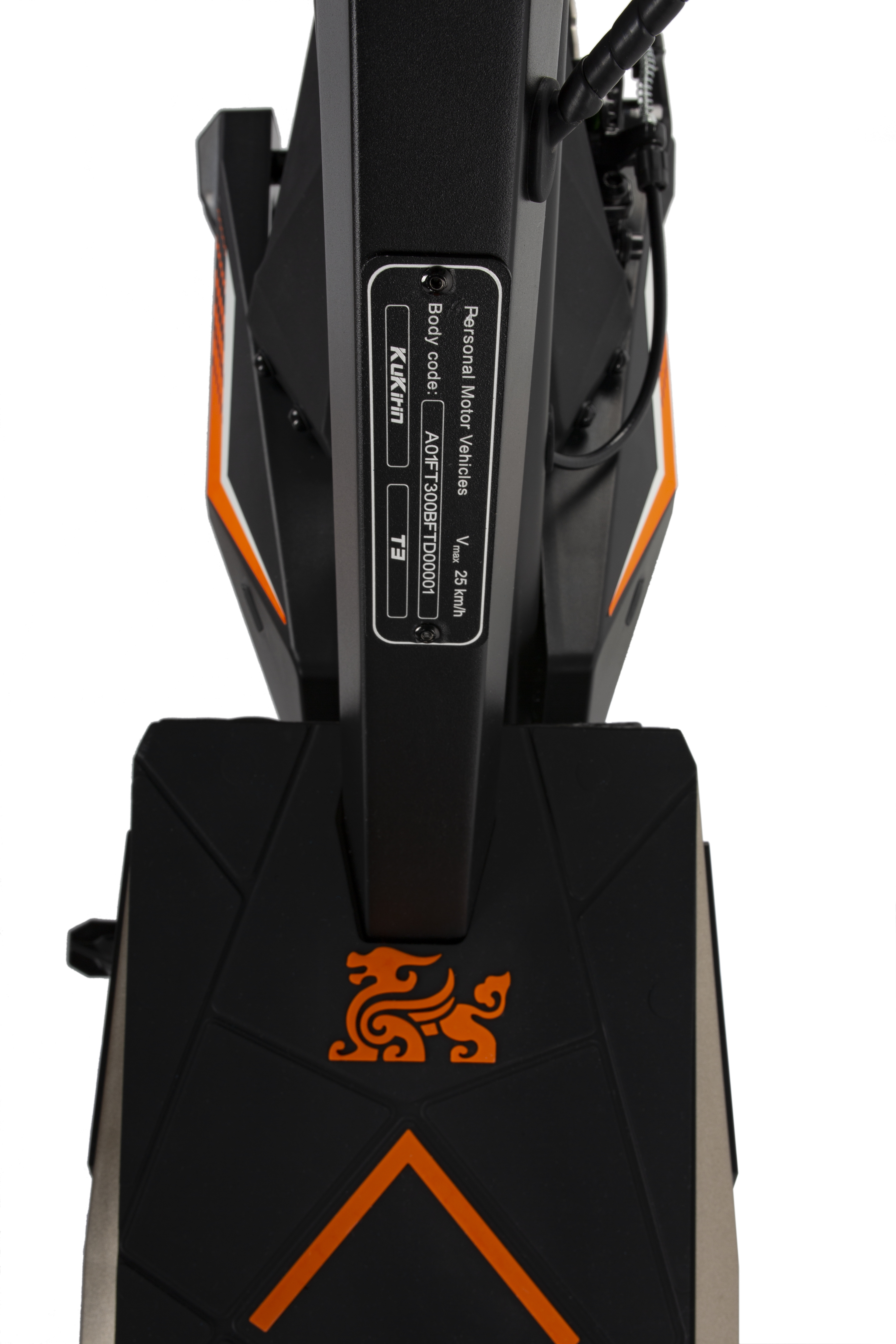 Nahaufnahme eines E-Scooters mit Aufkleber: Kukirin T3, Vmax 25 km/h.