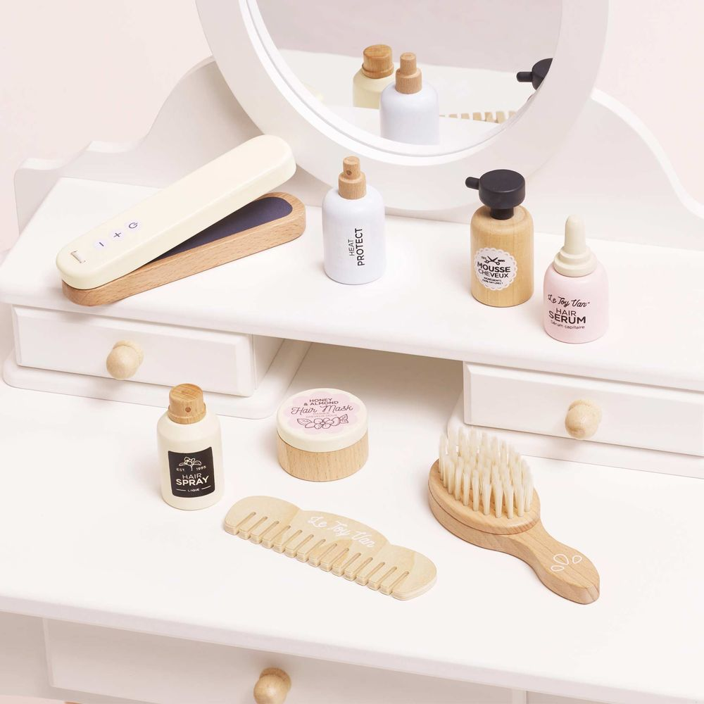 Set giocattolo in legno per acconciature con spazzola, pettine e prodotti.