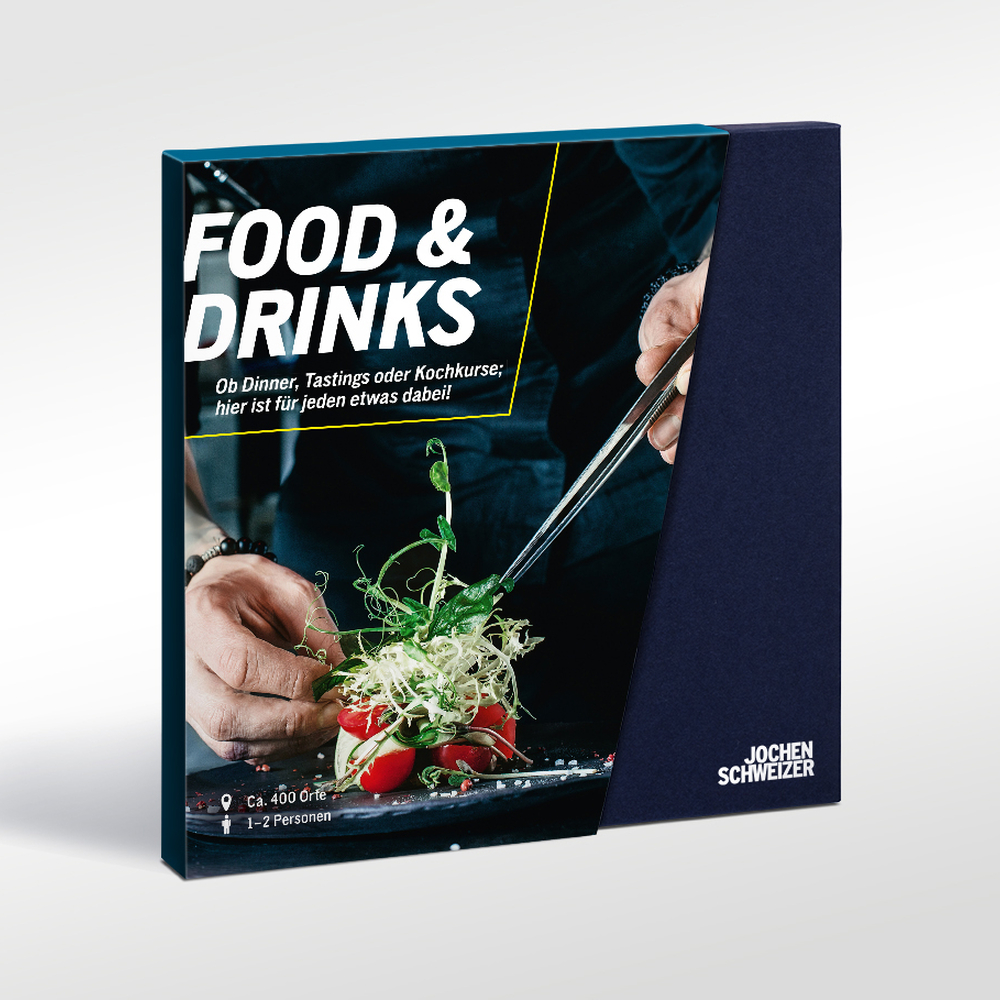 Ein Koch garniert ein Gericht mit Pinzette. Titel: Food & Drinks.