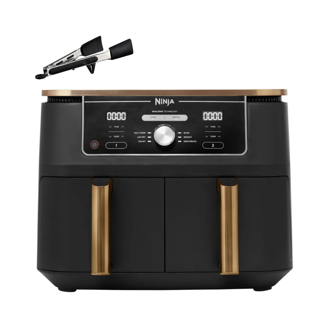 Une friteuse à air Ninja DualZone noire avec des accents dorés et une pince.