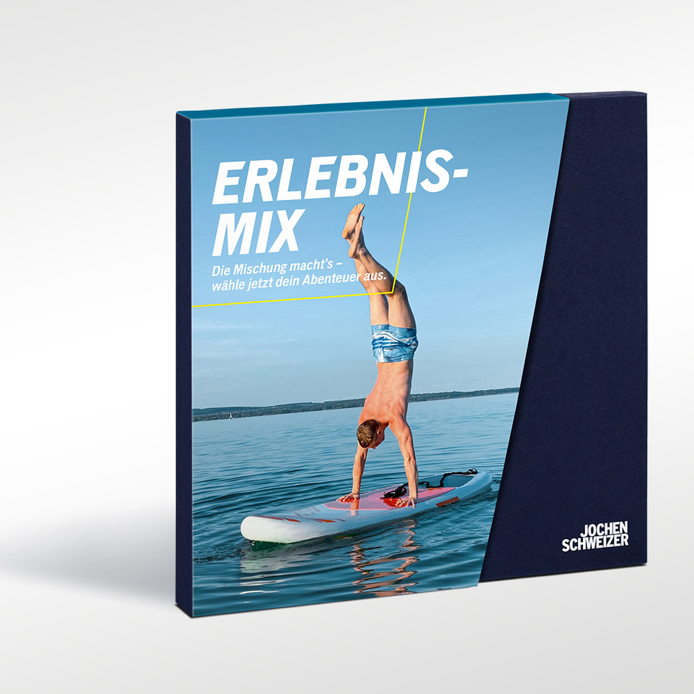 Mann macht Handstand auf SUP-Board auf dem Wasser. Text: ERLEBNIS-MIX.
