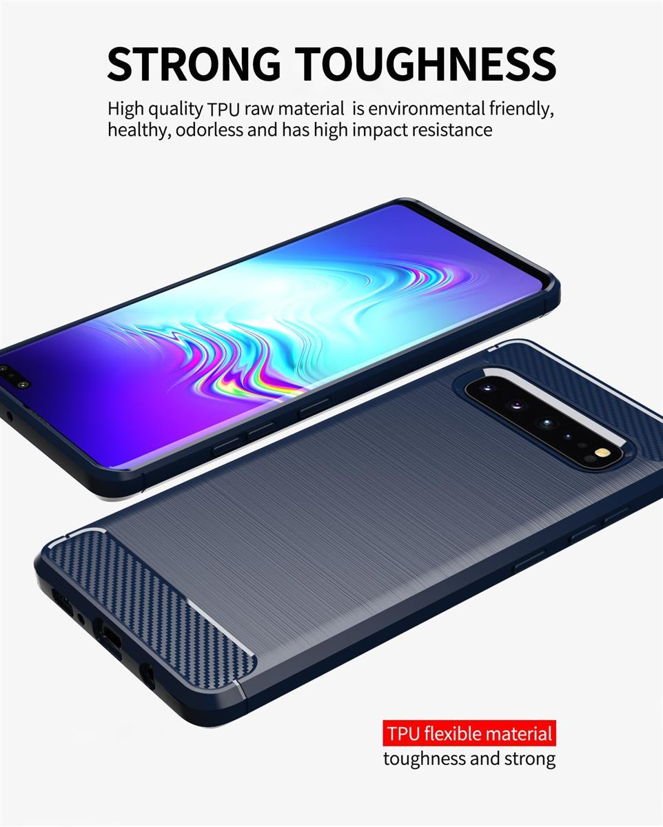 Custodia blu scuro per telefono con accenti in fibra di carbonio su uno smartphone.