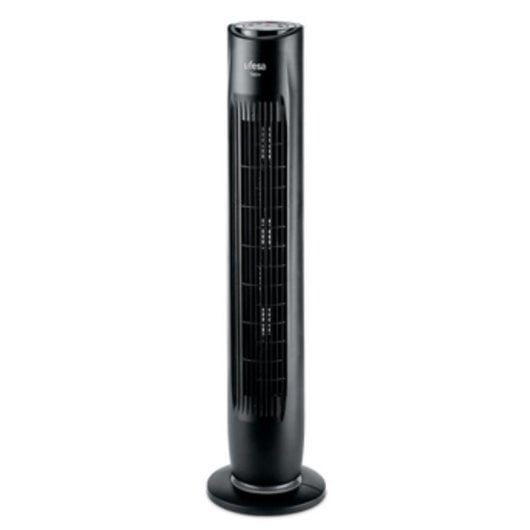 Un ventilatore a torre nero e sottile con base rotonda e fessure di ventilazione.
