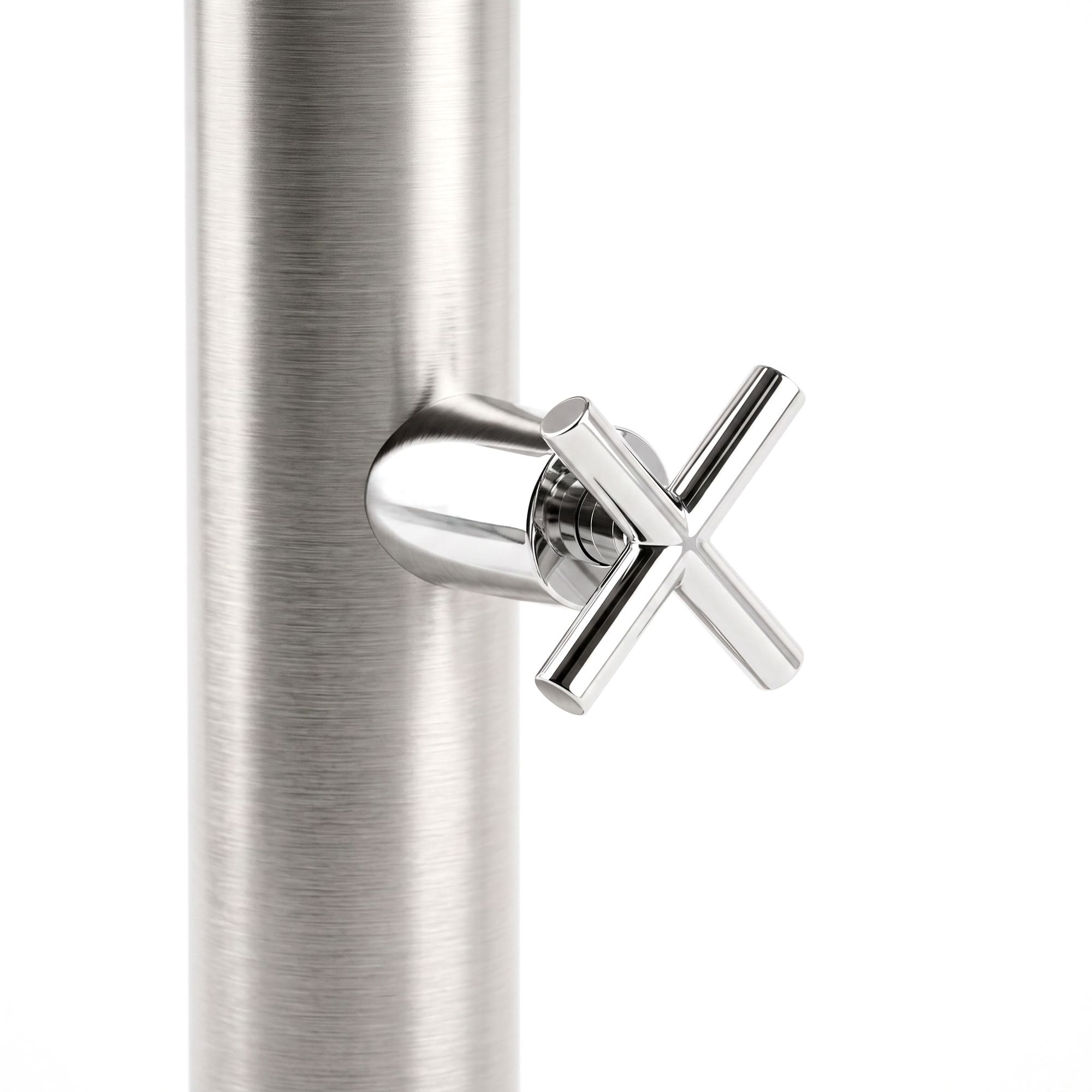 Un grifo de metal cepillado con mango en forma de cruz sobre fondo blanco.