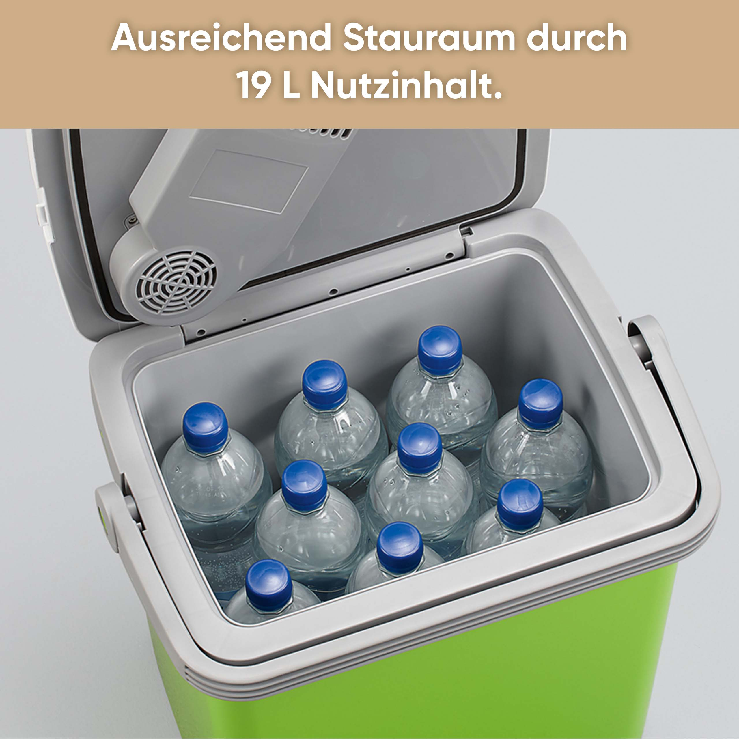 Eine offene grüne Kühlbox mit acht Wasserflaschen und blauen Deckeln.