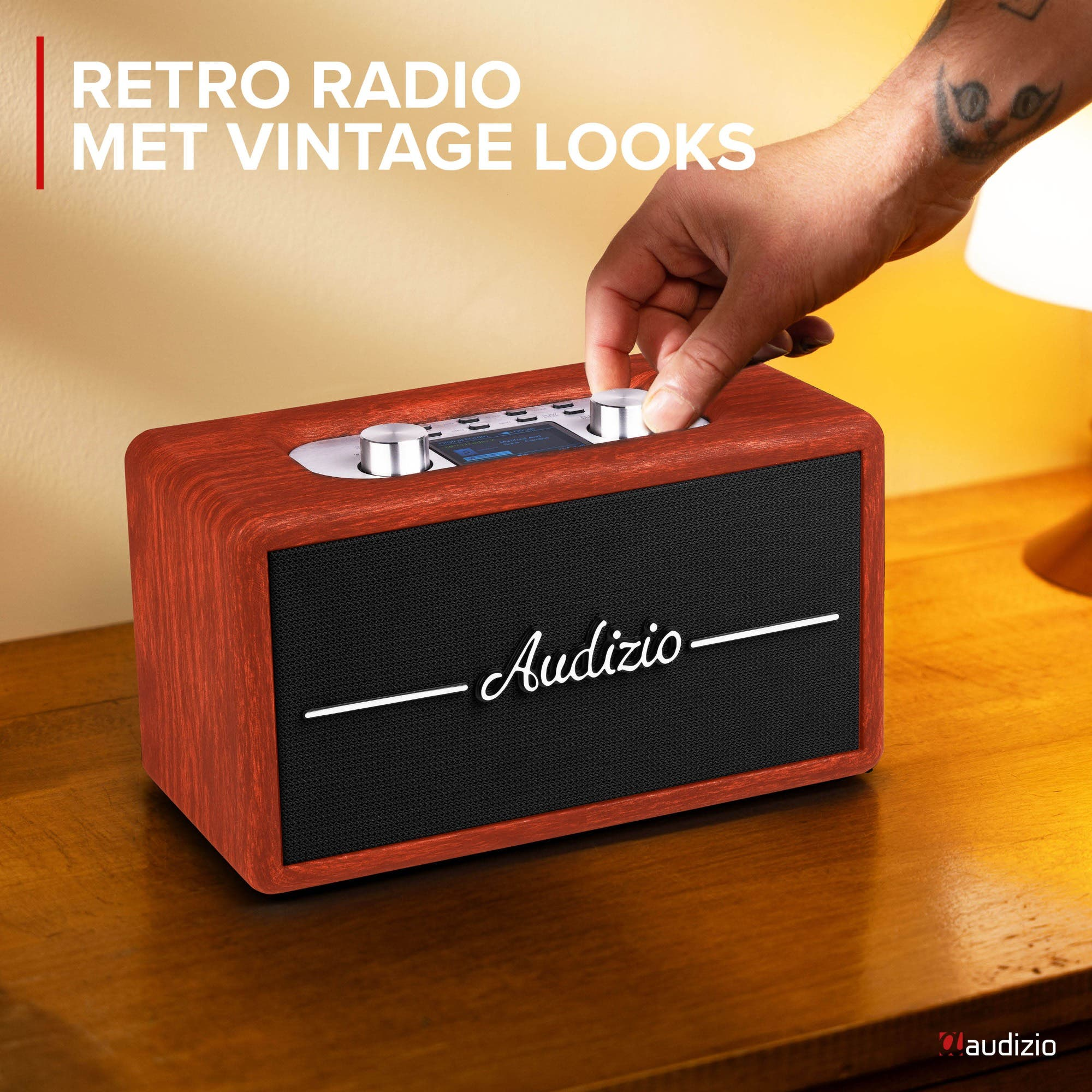 Un hombre ajusta una radio retro con carcasa de madera y altavoz negro.