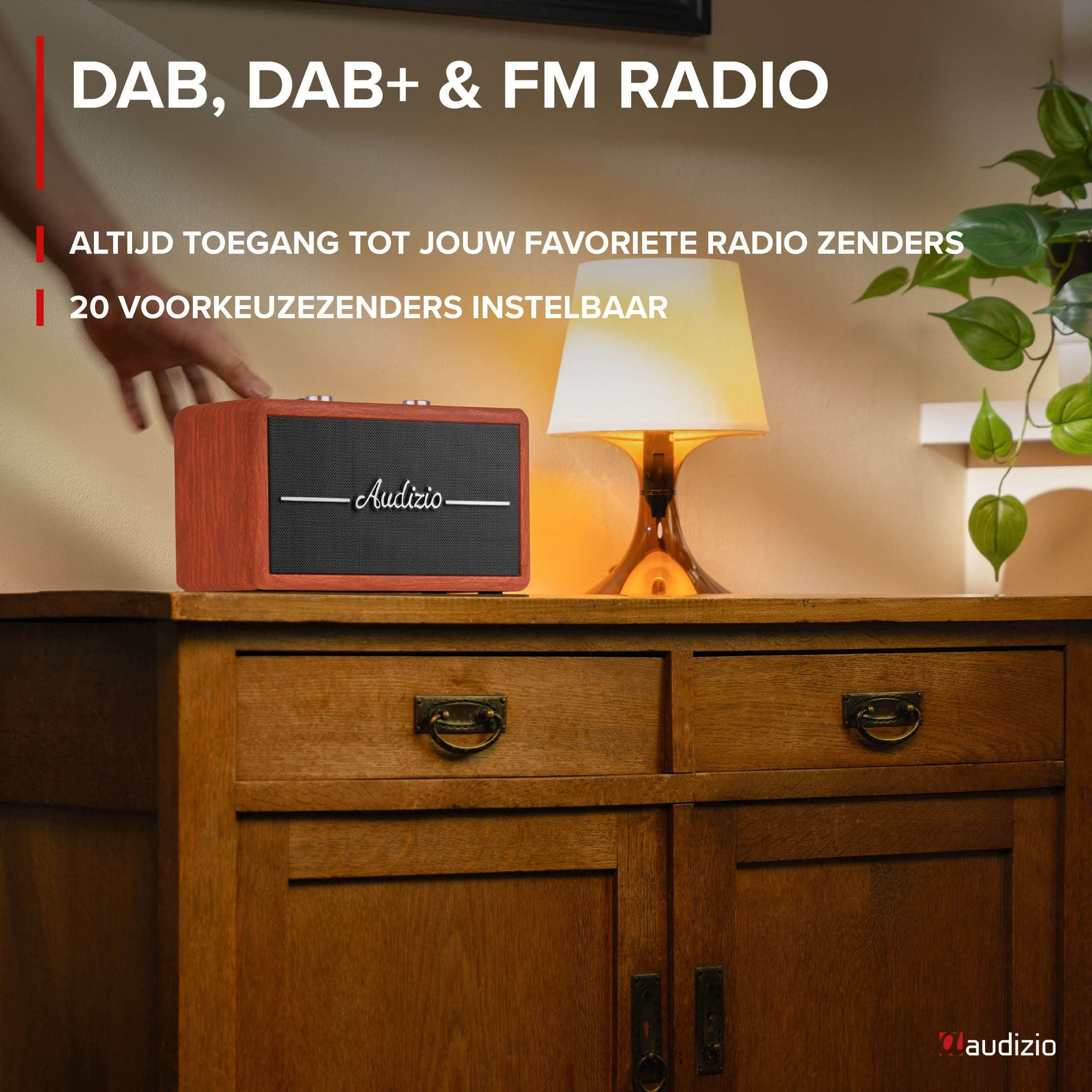 Una radio de madera DAB/DAB+/FM se encuentra sobre un mueble de madera antiguo.