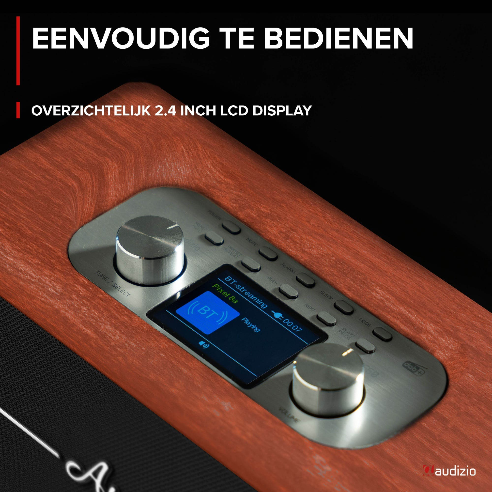 Radio de madera con botones plateados y pantalla LCD mostrando streaming BT.
