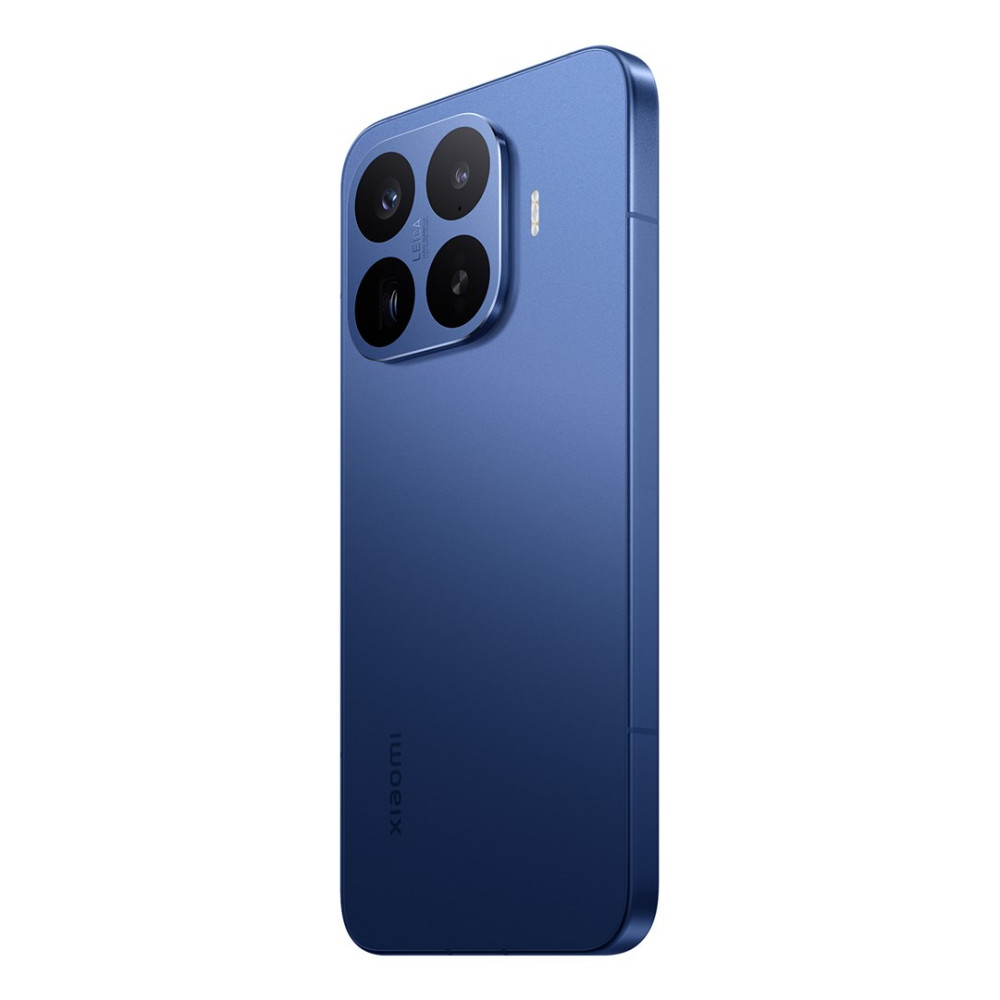Achterkant van een blauwe Xiaomi smartphone met vier camera's en Leica-logo.