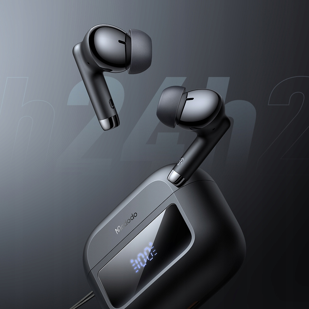Auricolari wireless con custodia di ricarica e display digitale su sfondo grigio.