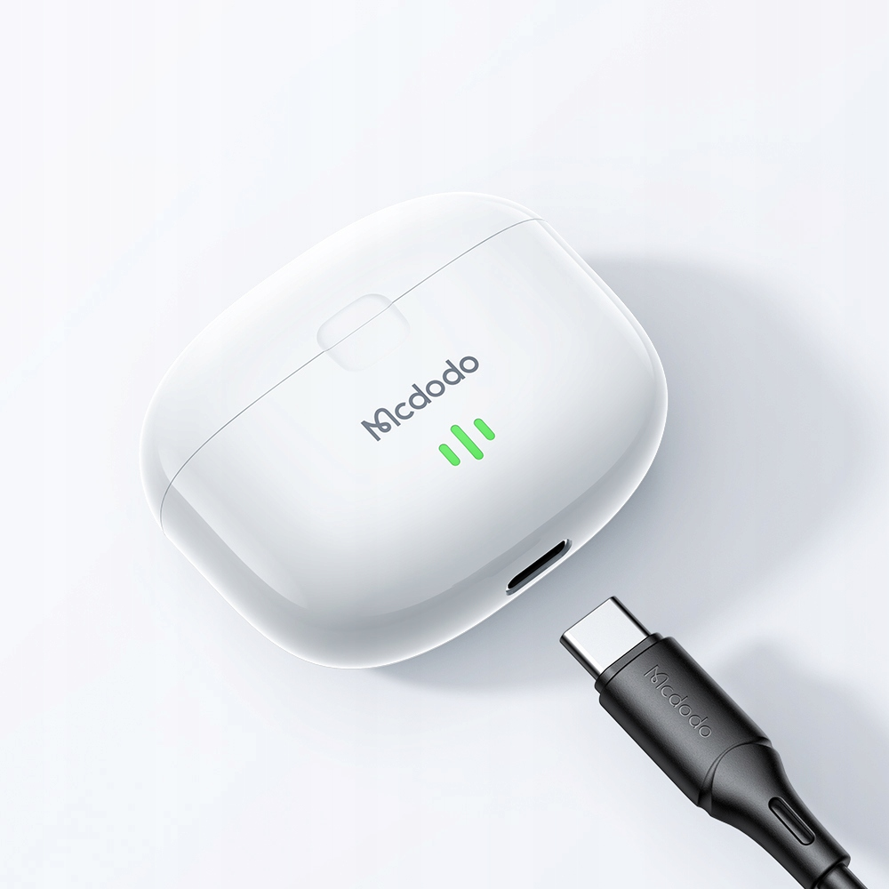 Ein weißes Ladeetui mit grünen LED-Anzeigen und einem schwarzen USB-C-Kabel daneben.