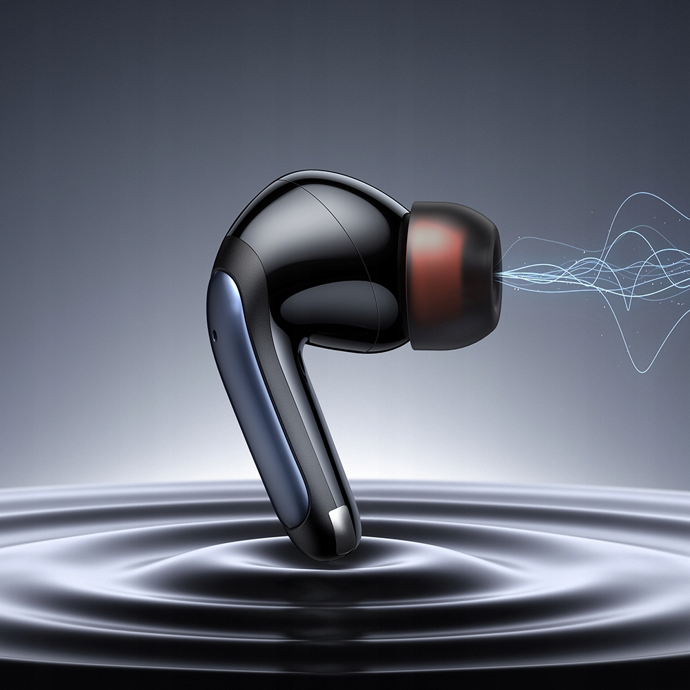 Un auricolare wireless nero con accenti blu siede su increspature d'acqua.