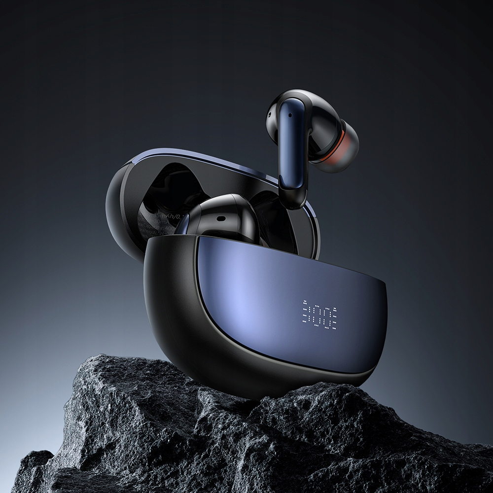 Auricolari wireless neri e blu in una custodia di ricarica su una roccia.