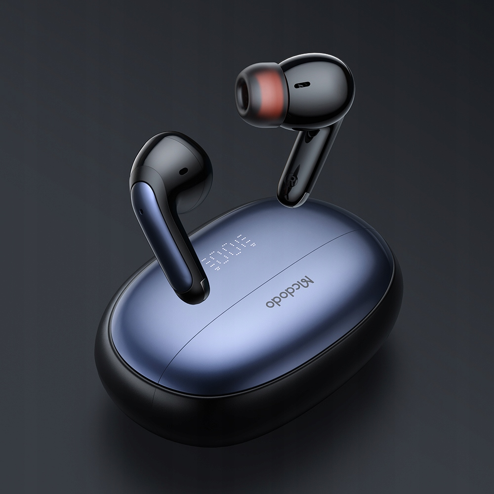 Auricolari wireless neri e blu con custodia di ricarica e display digitale.