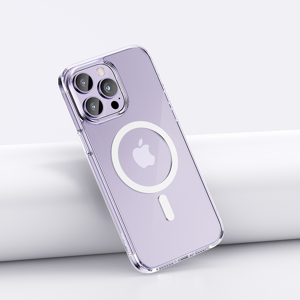 Una cover viola trasparente per iPhone con anello MagSafe bianco e logo Apple.