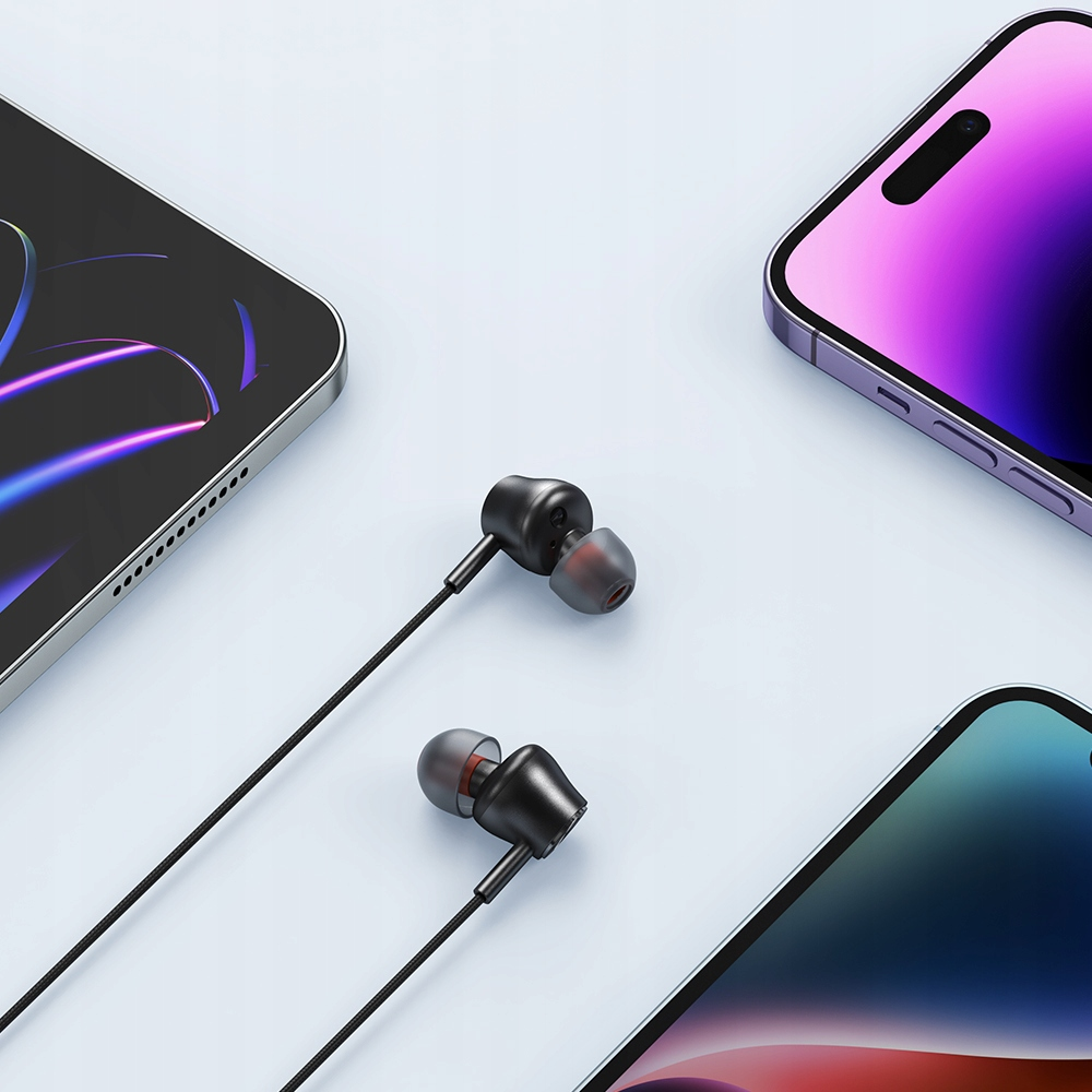 Auricolari neri accanto a tre smartphone su sfondo bianco.
