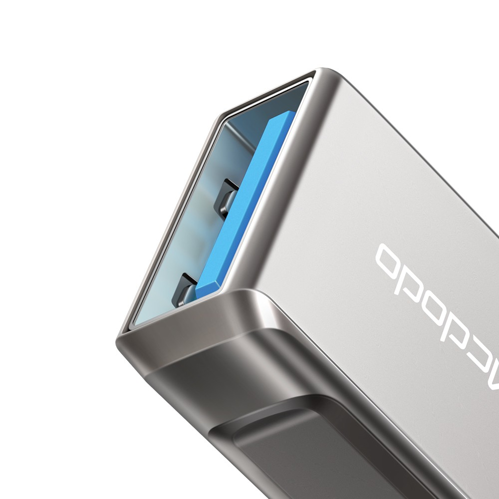 Silberner USB-Anschluss mit blauem Einsatz und Markenschriftzug.