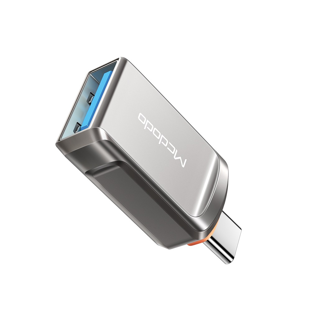 Silberne USB-C-Hub mit einem blauen USB-A-Anschluss und orangefarbenen Akzenten.