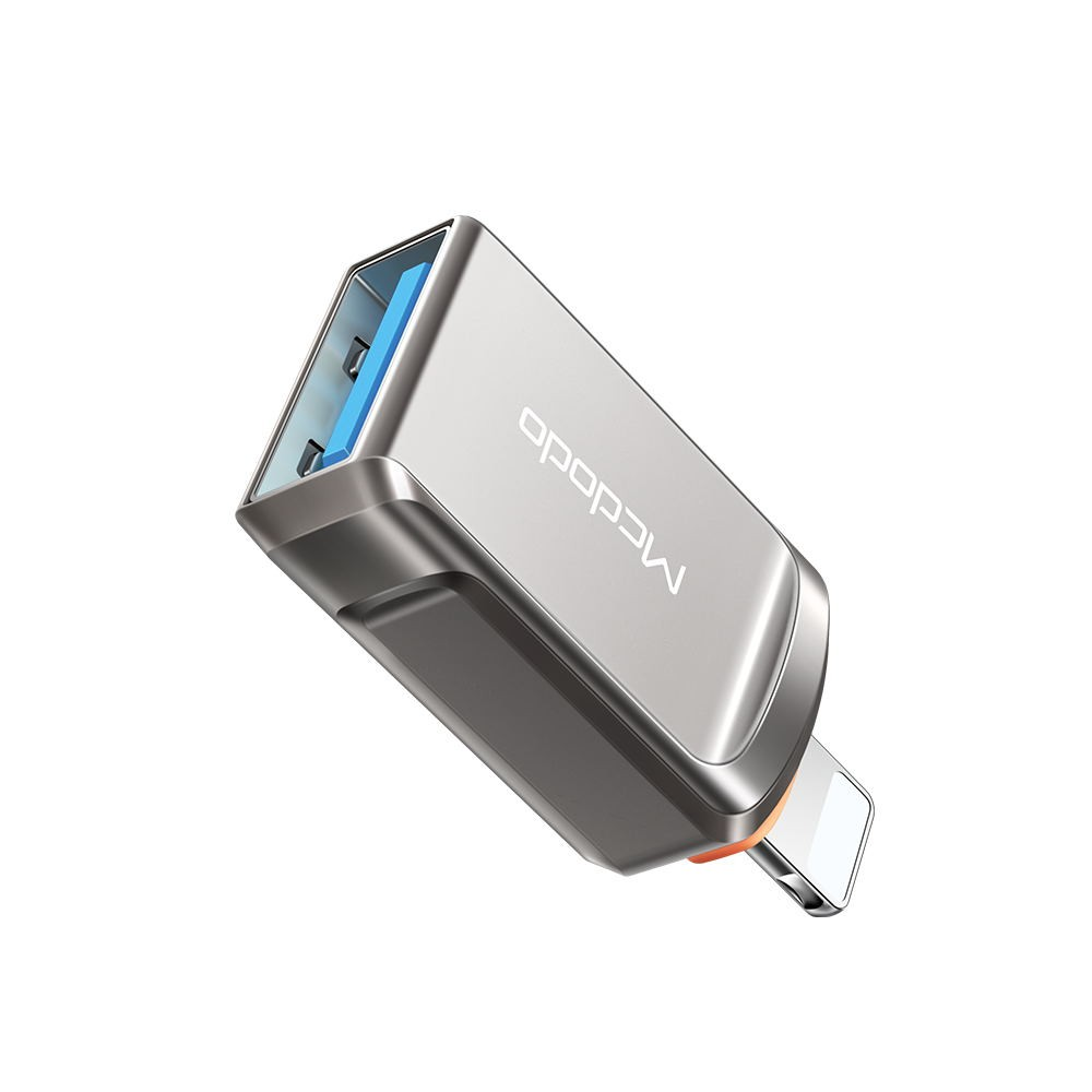 Ein silberner Mcdodo USB-C-Adapter mit blauem USB-Anschluss und weißem Lightning-Stecker.