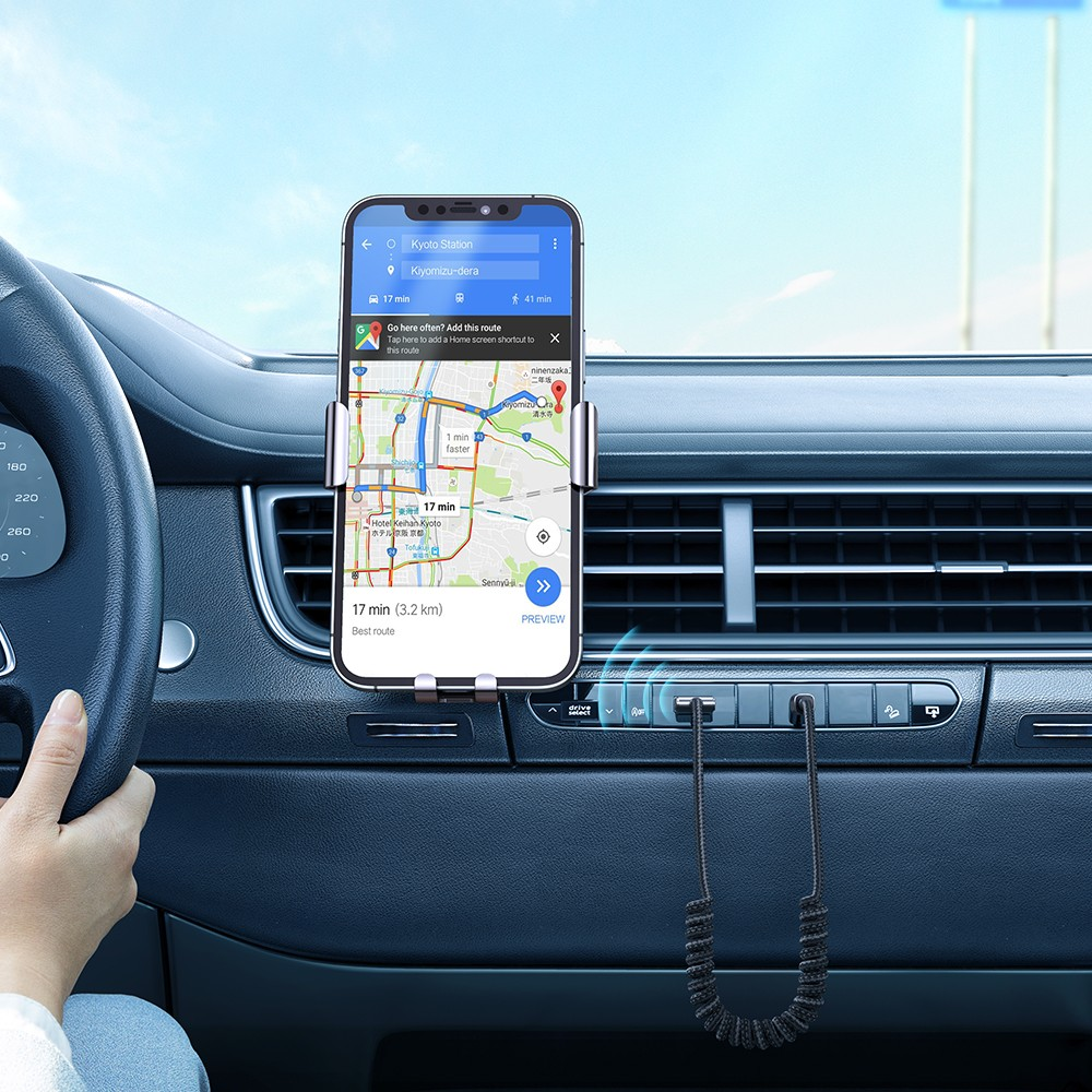 Ein Smartphone mit Navigations-App ist in einer Autohalterung montiert.